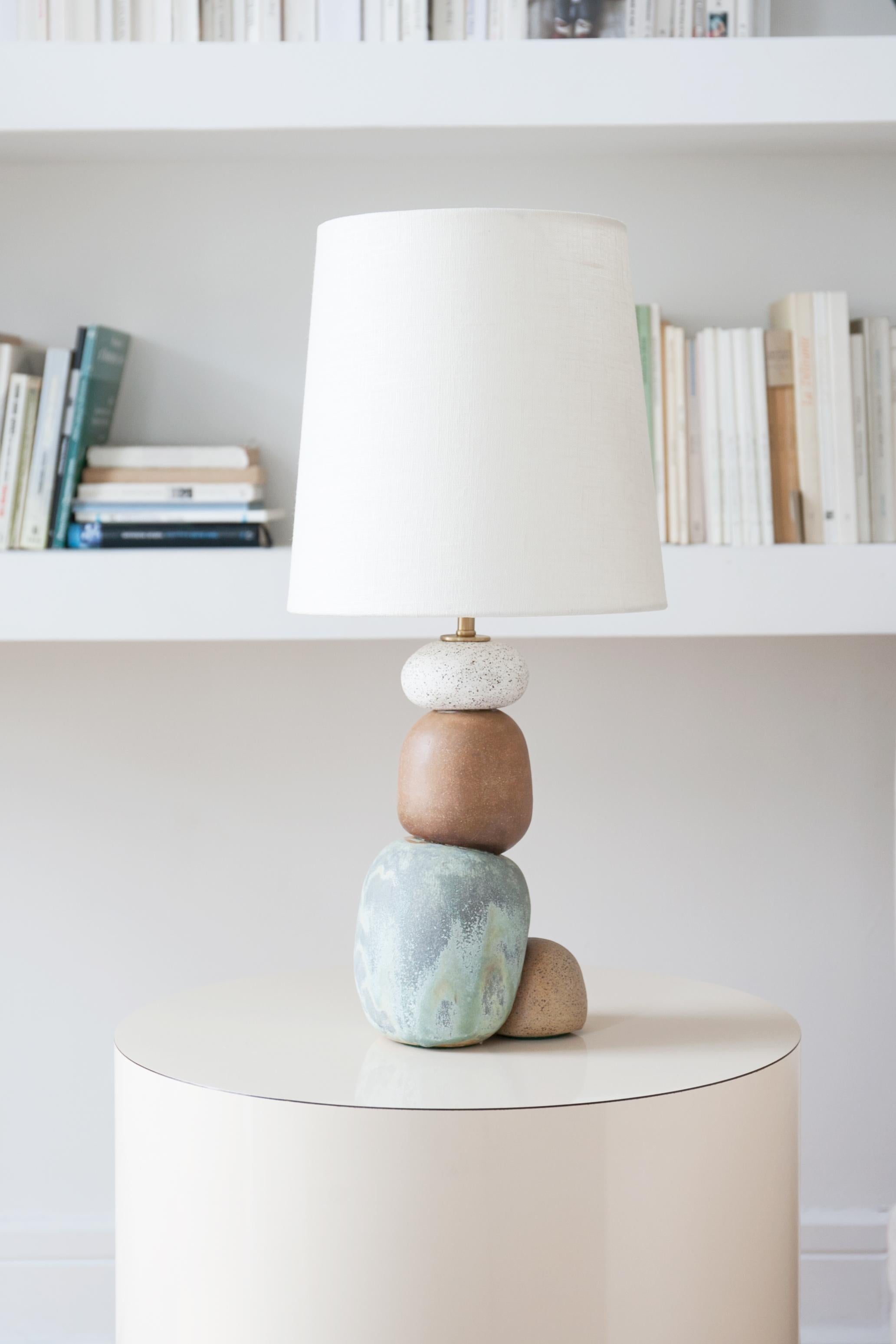 XXIe siècle et contemporain Paire de lampes West, Contemporary Handmade Ceramic Glazed, White, Green, Red Clay en vente
