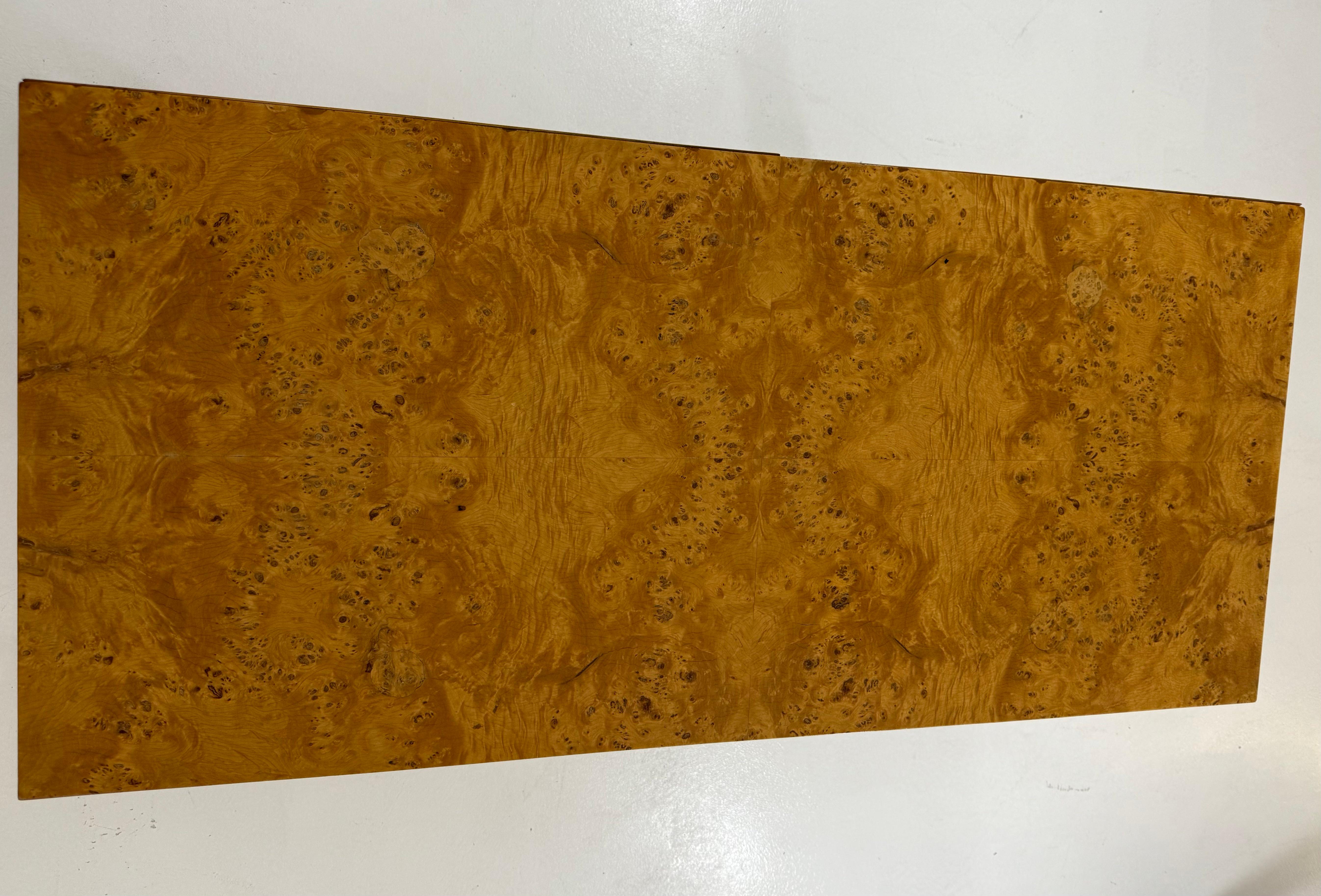 Scrivania West Michigan in legno di radica con base a X in bronzo, due cassetti in vendita 2