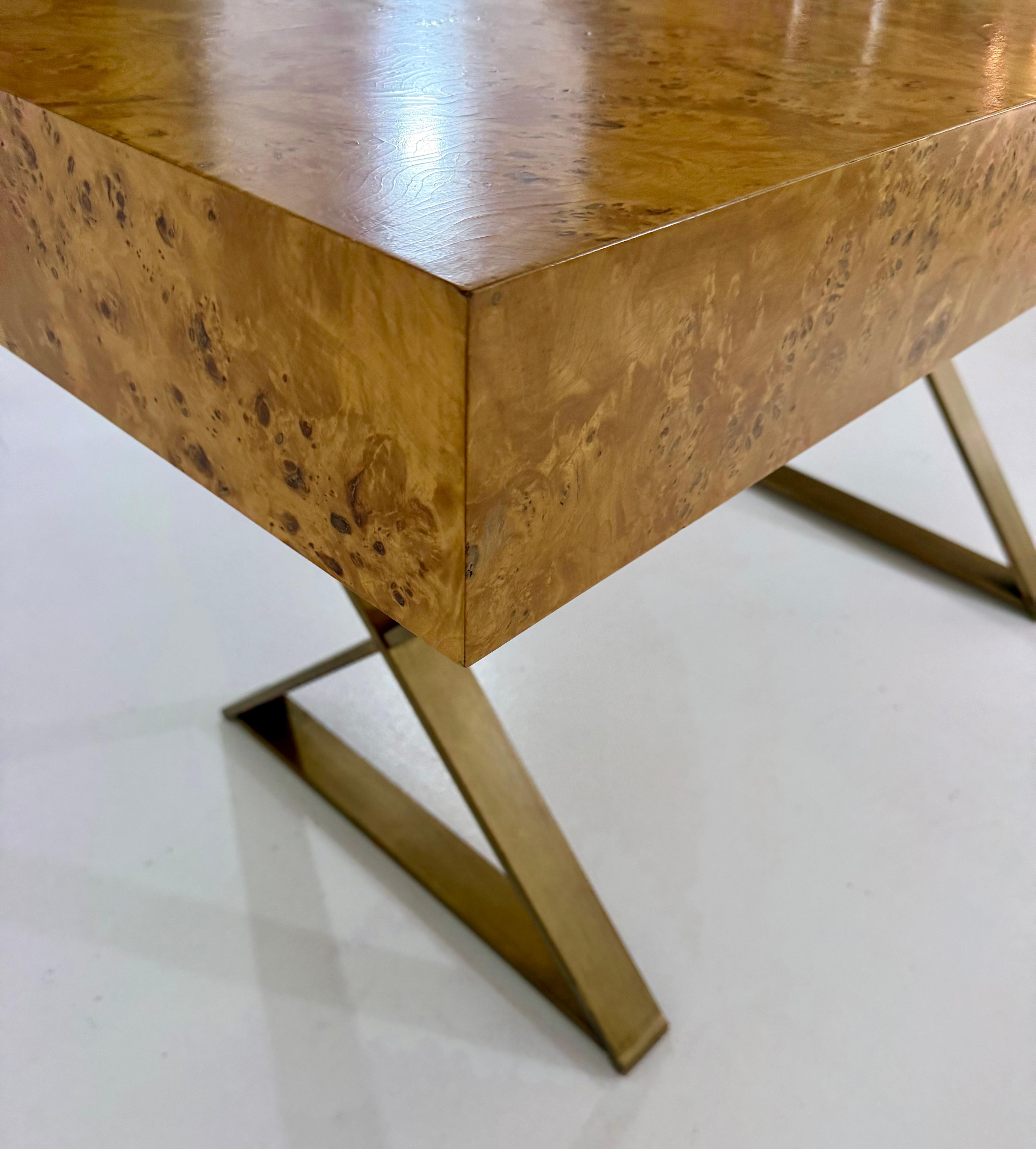 Scrivania West Michigan in legno di radica con base a X in bronzo, due cassetti in vendita 3
