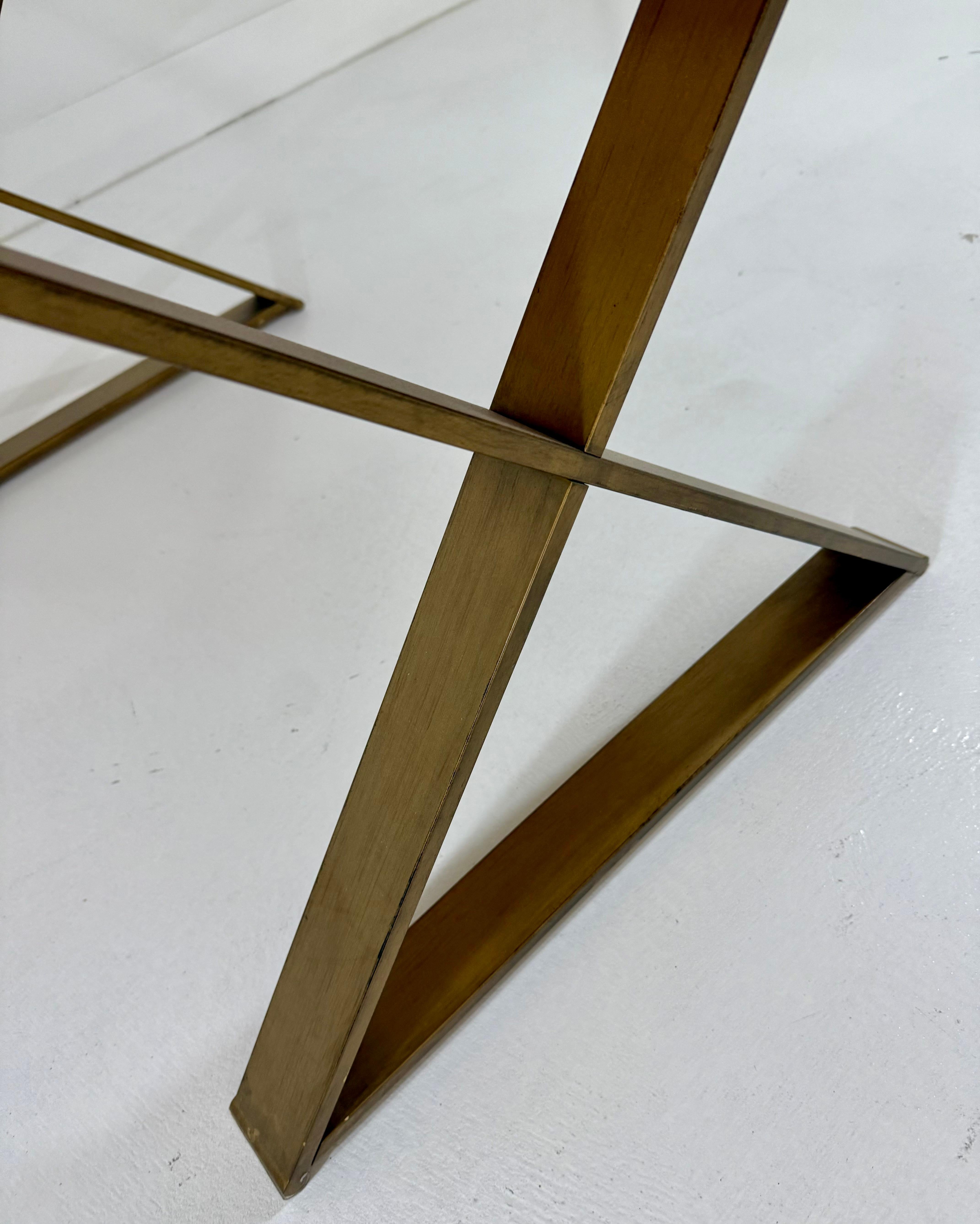 Scrivania West Michigan in legno di radica con base a X in bronzo, due cassetti in vendita 4