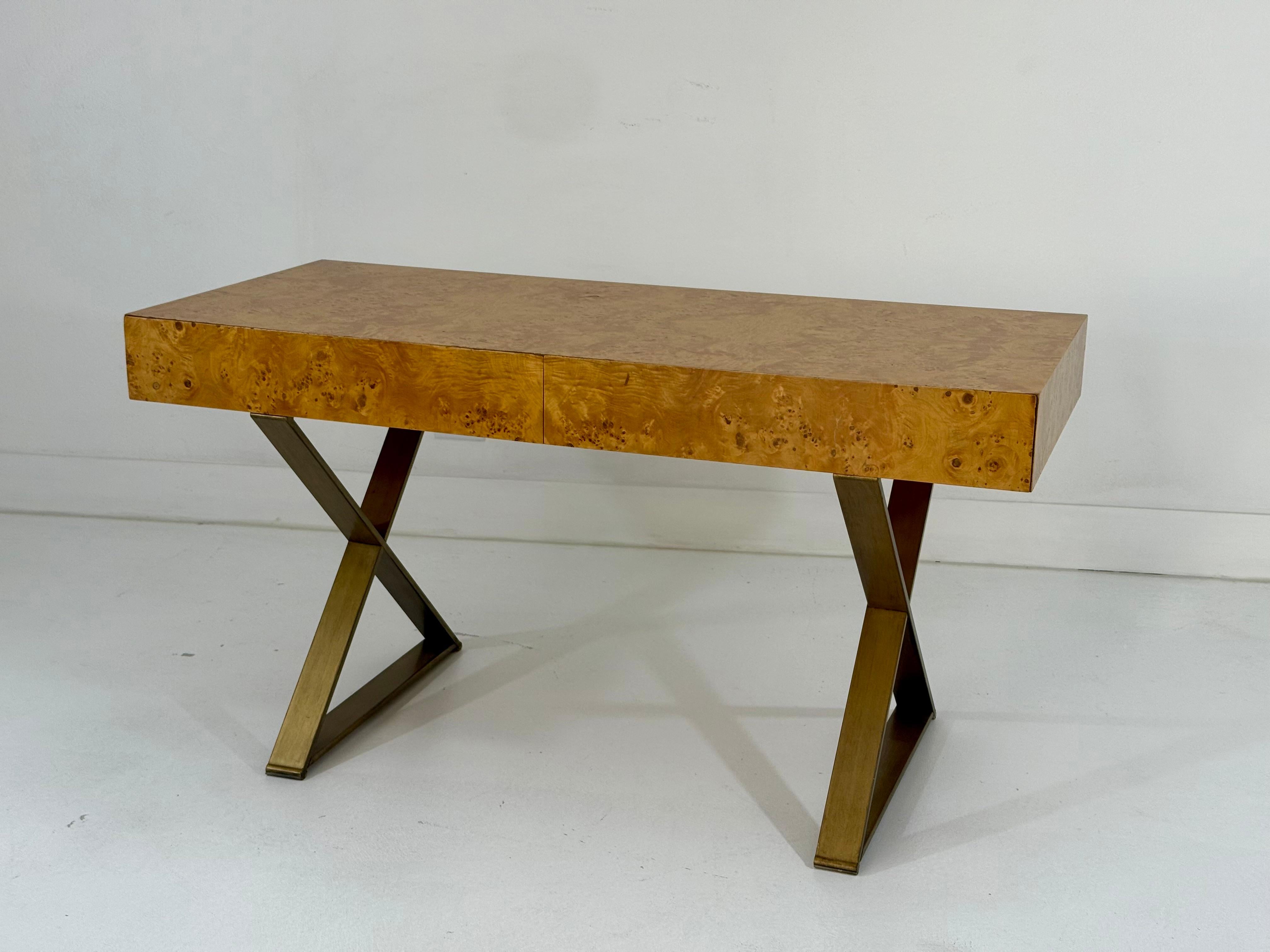 Questa scrivania di West Michigan Furniture Company è un mix sorprendente di artigianato e modernismo pulito. Caratterizzato da un piano in legno di radica altamente scolpito con ricche variazioni naturali, il pezzo è sostenuto da una base