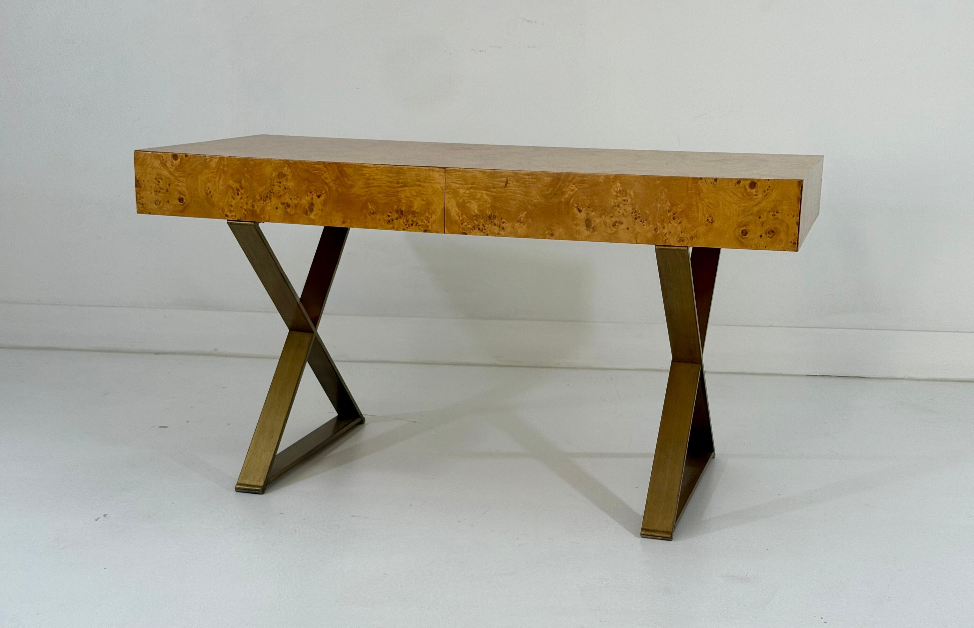 Mid-Century moderno Scrivania West Michigan in legno di radica con base a X in bronzo, due cassetti in vendita