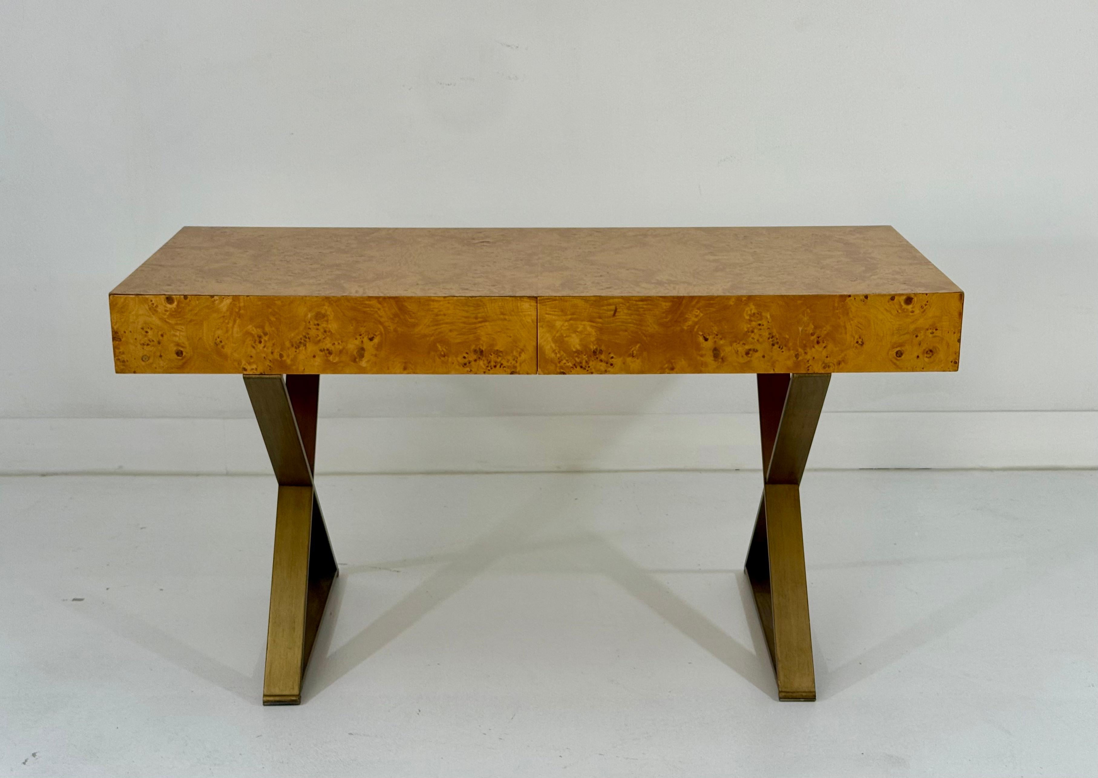 Americano Scrivania West Michigan in legno di radica con base a X in bronzo, due cassetti in vendita