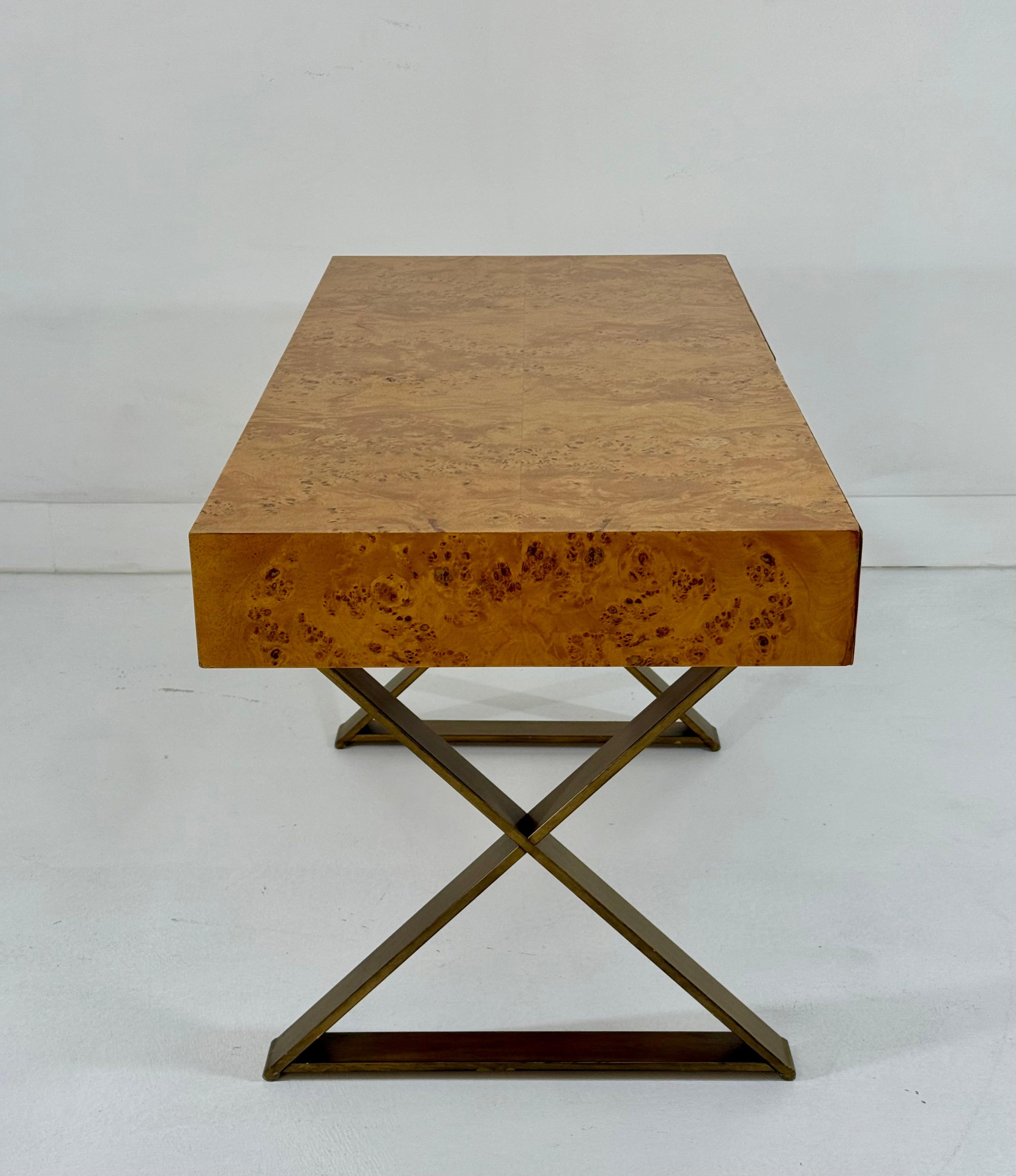 Dipinto Scrivania West Michigan in legno di radica con base a X in bronzo, due cassetti in vendita
