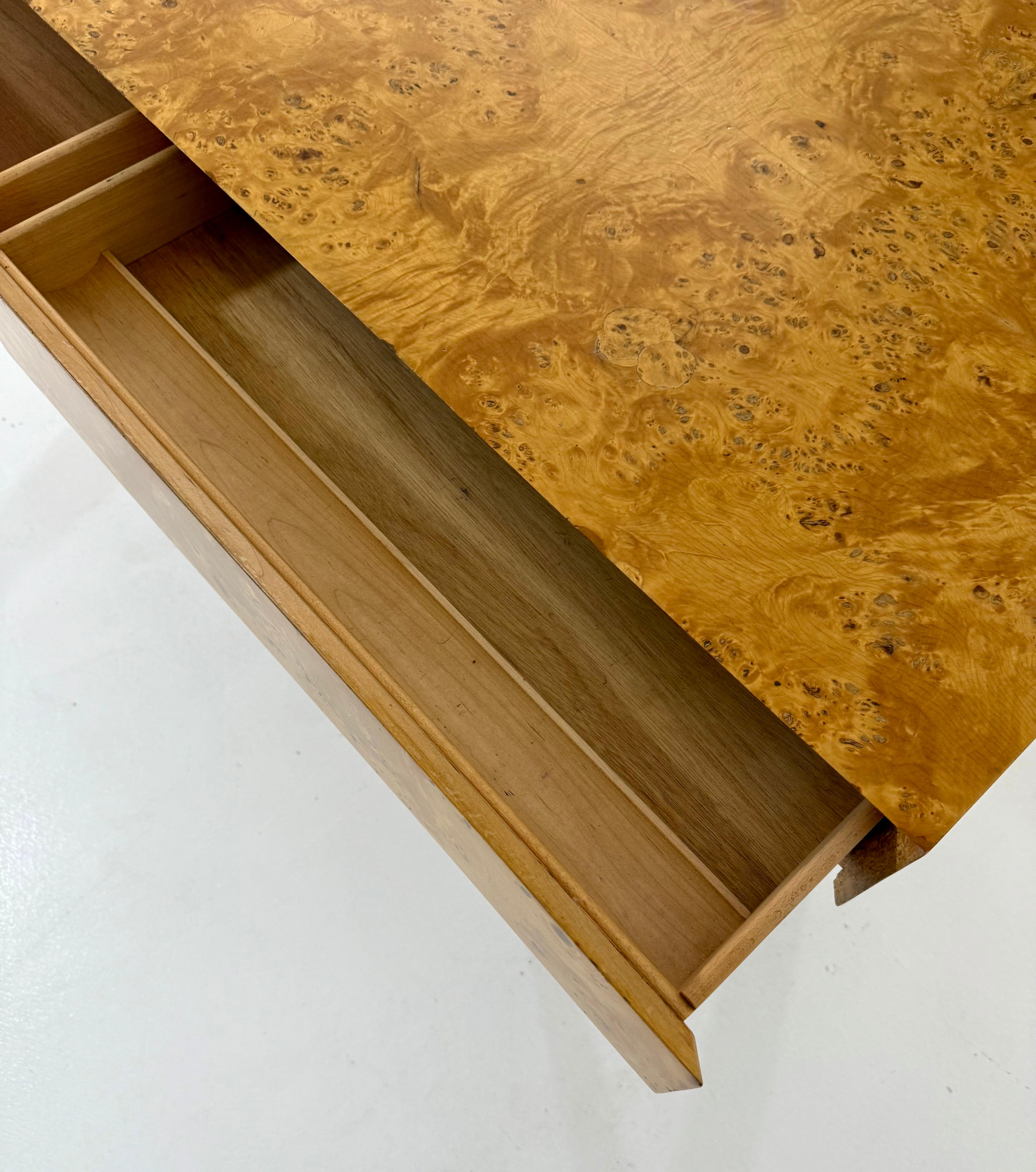 Scrivania West Michigan in legno di radica con base a X in bronzo, due cassetti In condizioni buone in vendita a Palm Desert, CA