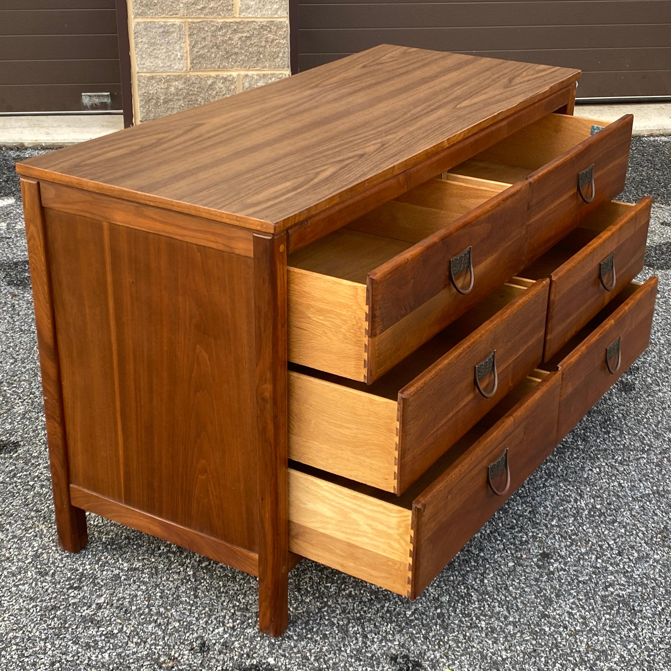 West Michigan Furniture Co. Mid-Century Modern Walnut Double Dresser In Good Condition For Sale In West Chester, PA