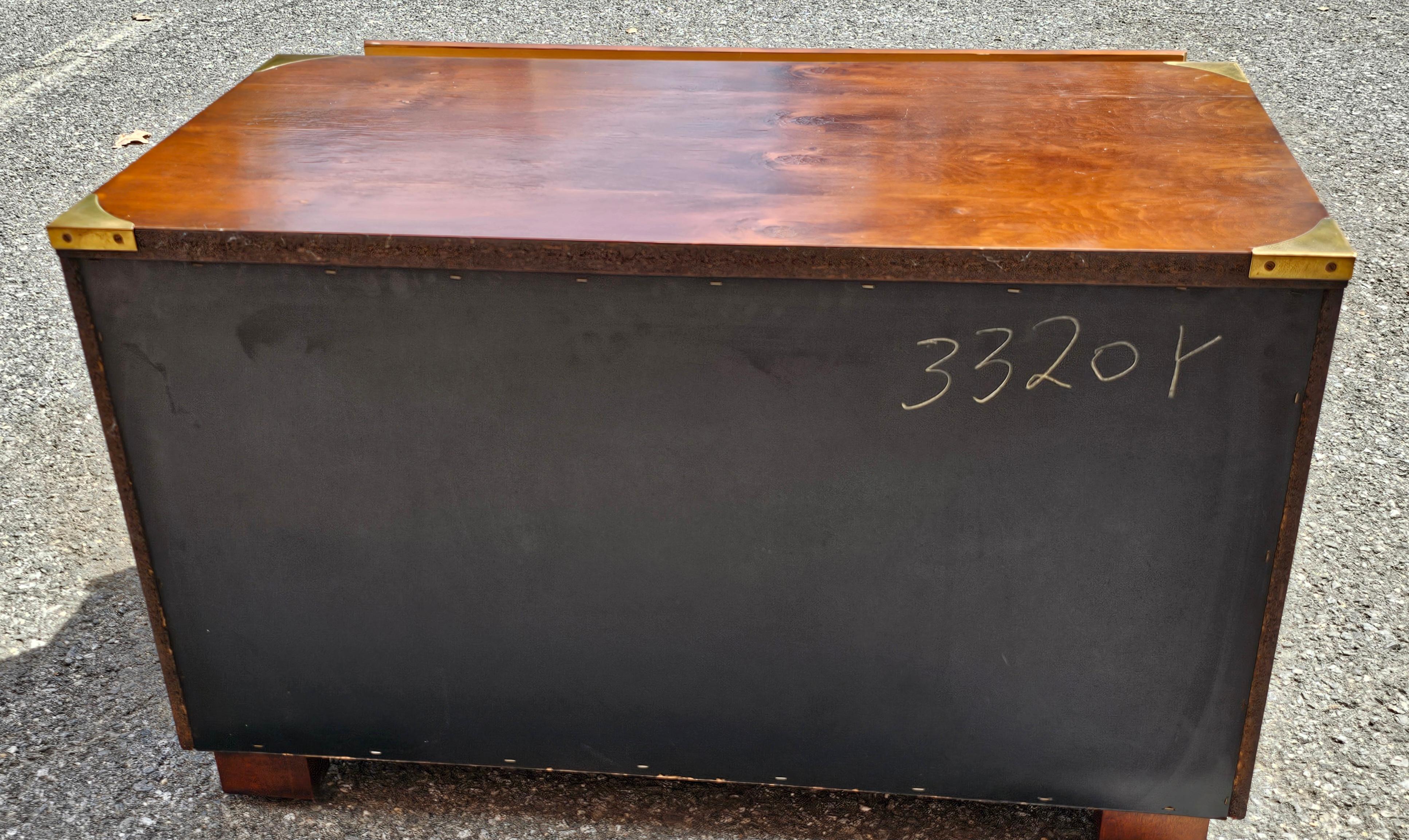 West Michigan Furniture Co Yew Wood Campaign Style und Messing montierte niedrige Kommode im Angebot 3