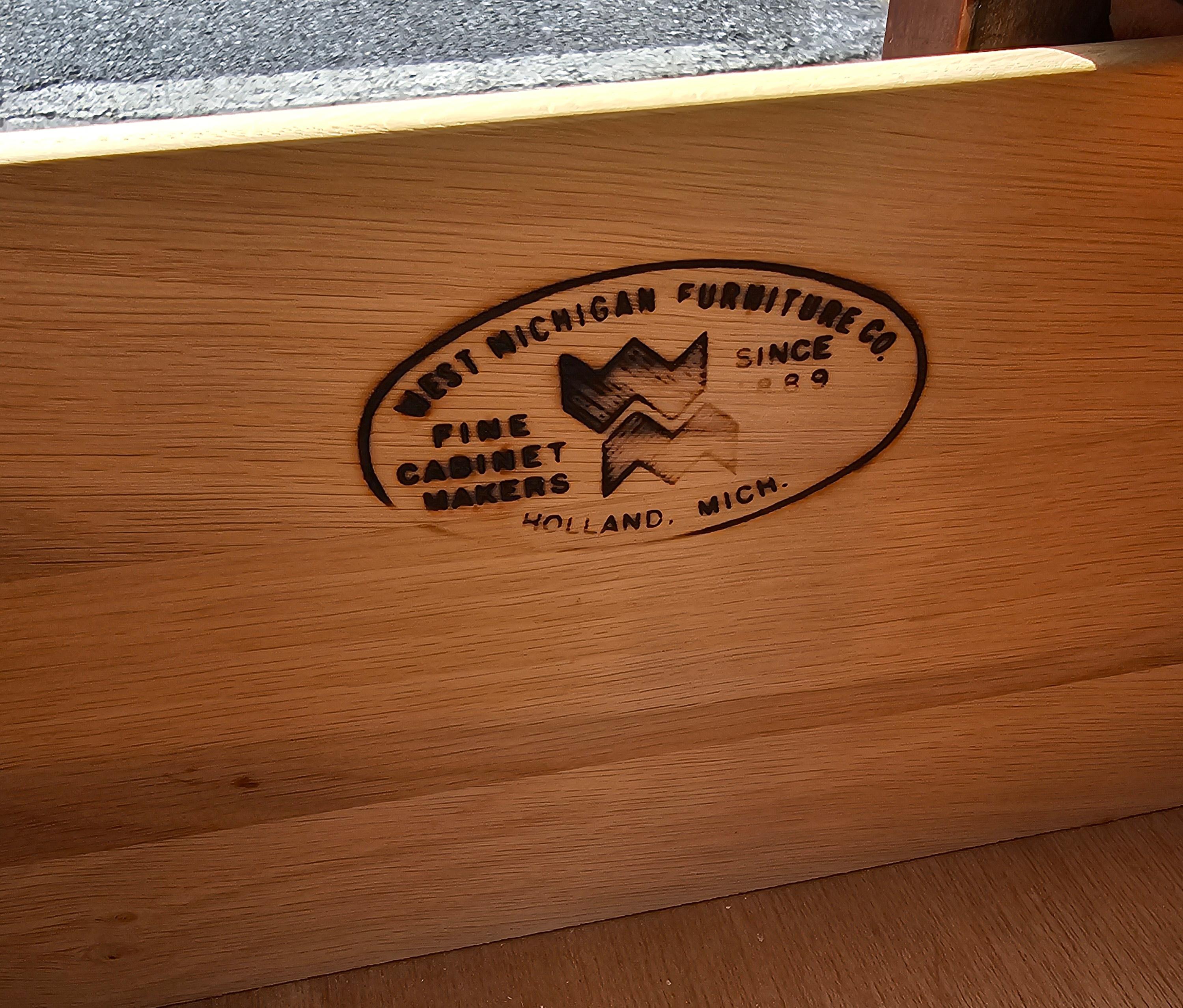 West Michigan Furniture Co Yew Wood Campaign Style und Messing montierte niedrige Kommode im Angebot 4