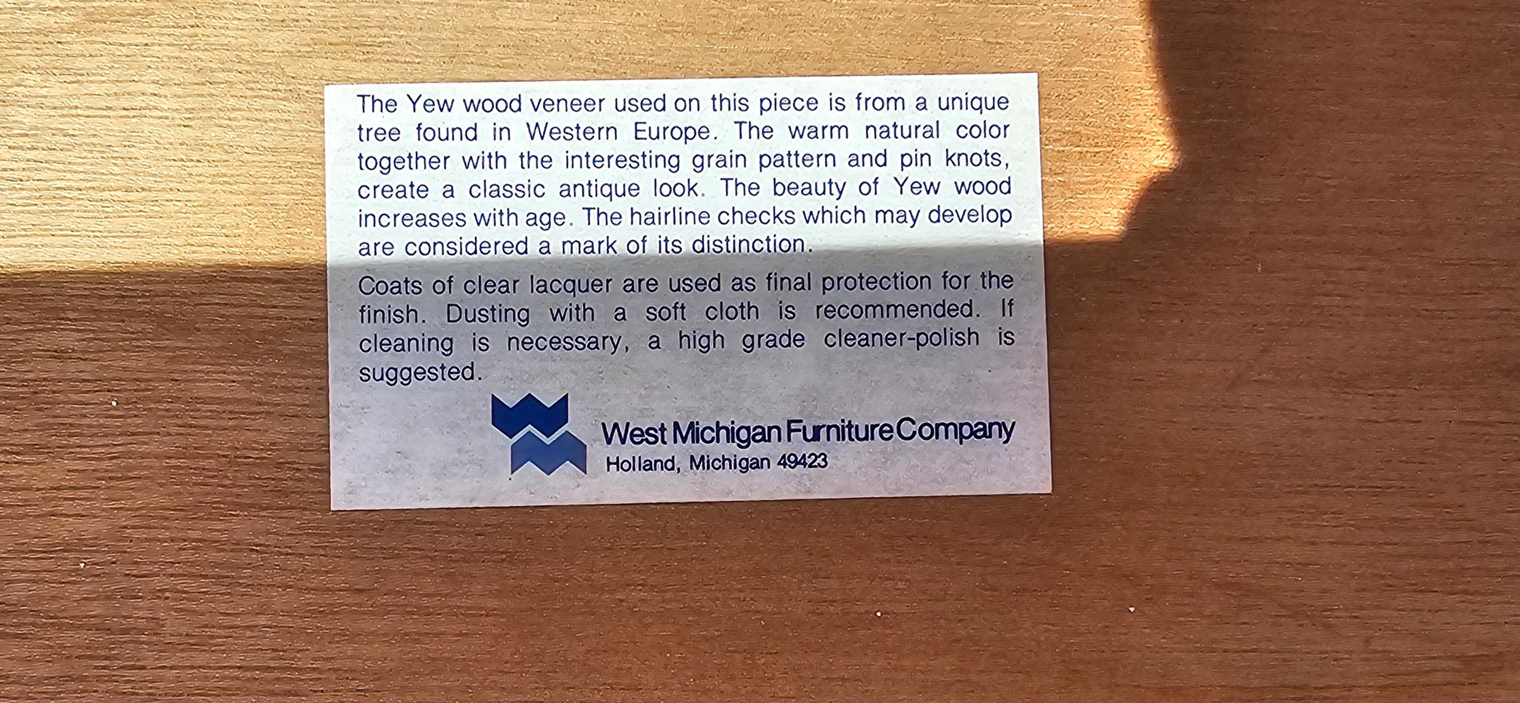 West Michigan Furniture Co Yew Wood Campaign Style und Messing montierte niedrige Kommode im Angebot 5