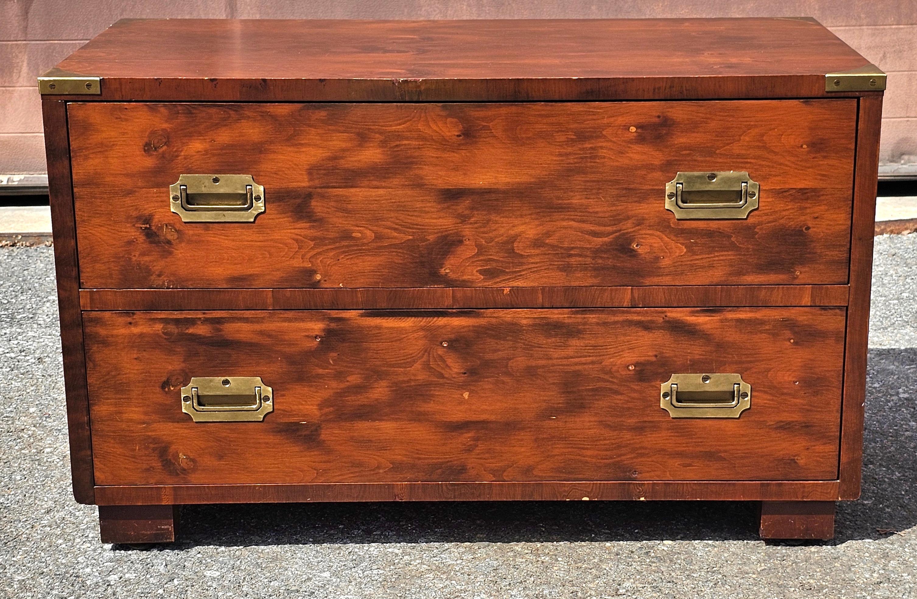 Eine West Michigan Furniture Co Eibenholz Campaigner Stil und Messing montiert Low Chest
Maße: 38