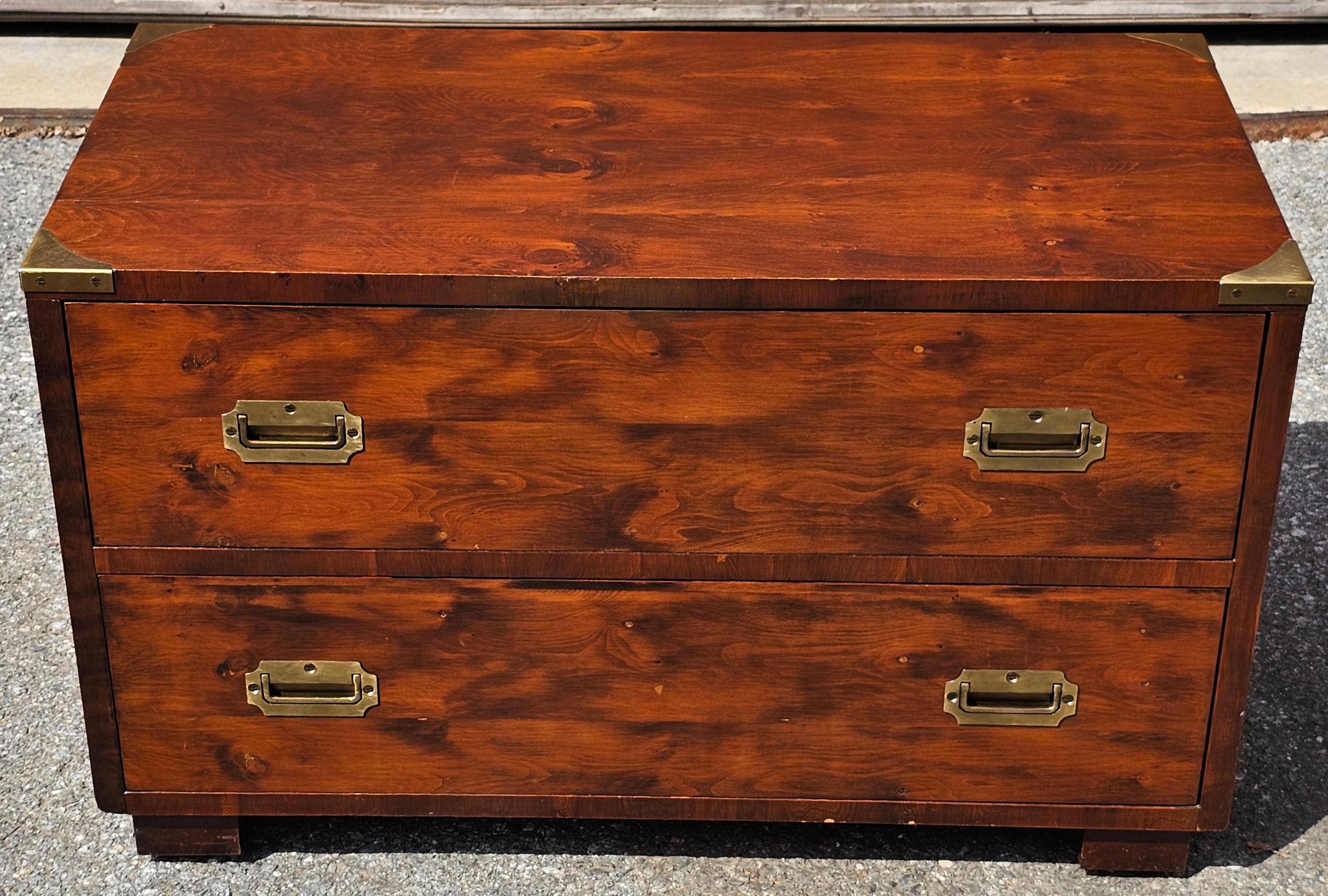 West Michigan Furniture Co Yew Wood Campaign Style und Messing montierte niedrige Kommode (Moderne der Mitte des Jahrhunderts) im Angebot