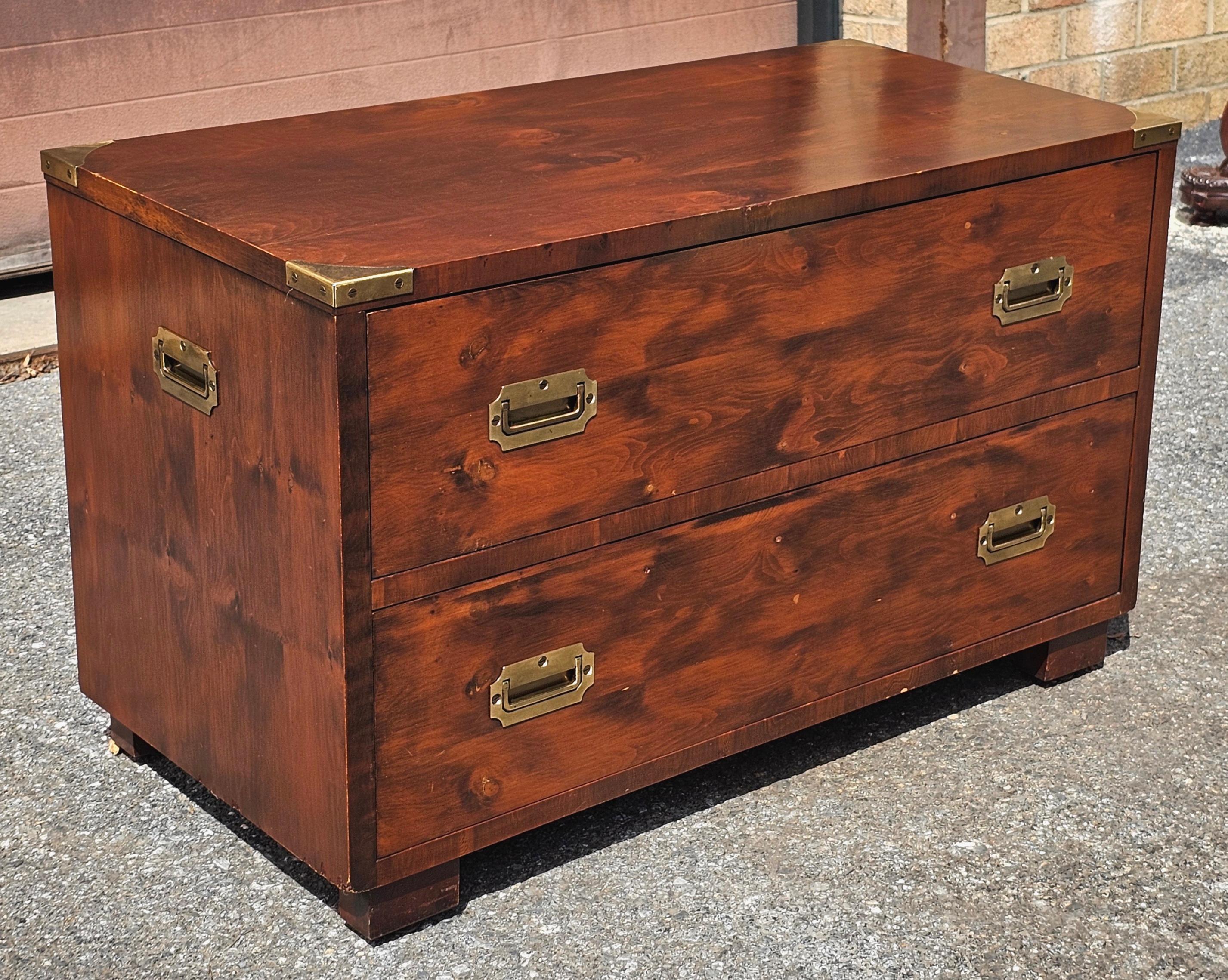 West Michigan Furniture Co Yew Wood Campaign Style und Messing montierte niedrige Kommode (amerikanisch) im Angebot