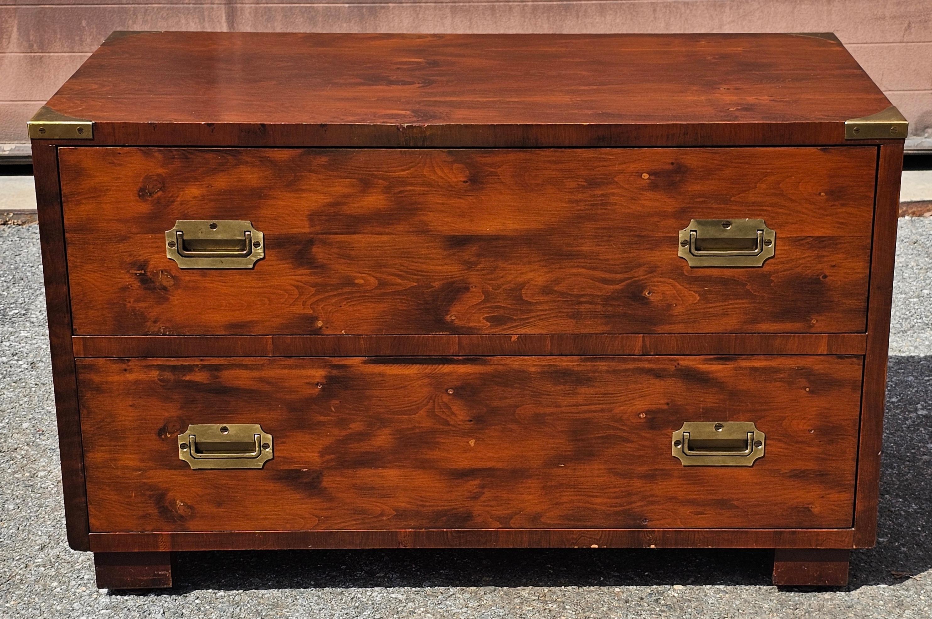 West Michigan Furniture Co Yew Wood Campaign Style und Messing montierte niedrige Kommode (Gebeizt) im Angebot