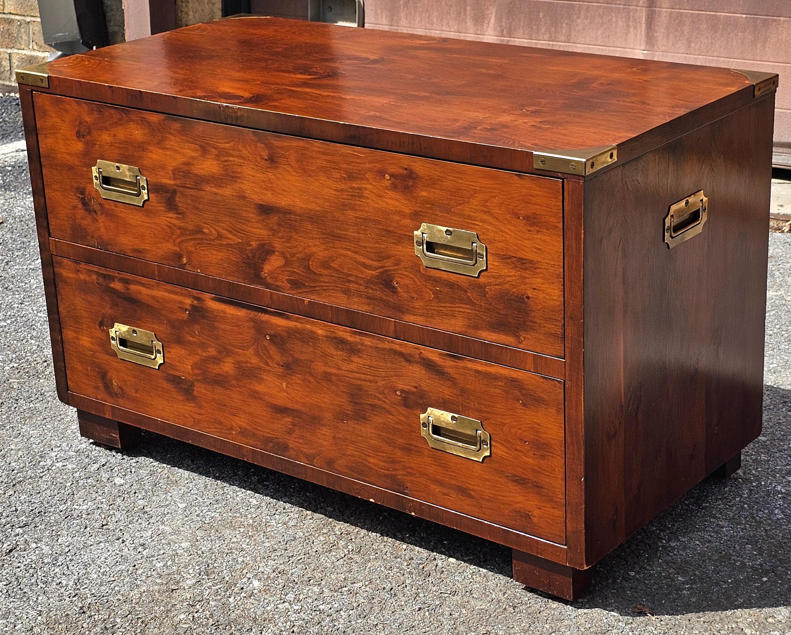 West Michigan Furniture Co Yew Wood Campaign Style und Messing montierte niedrige Kommode im Zustand „Gut“ im Angebot in Germantown, MD