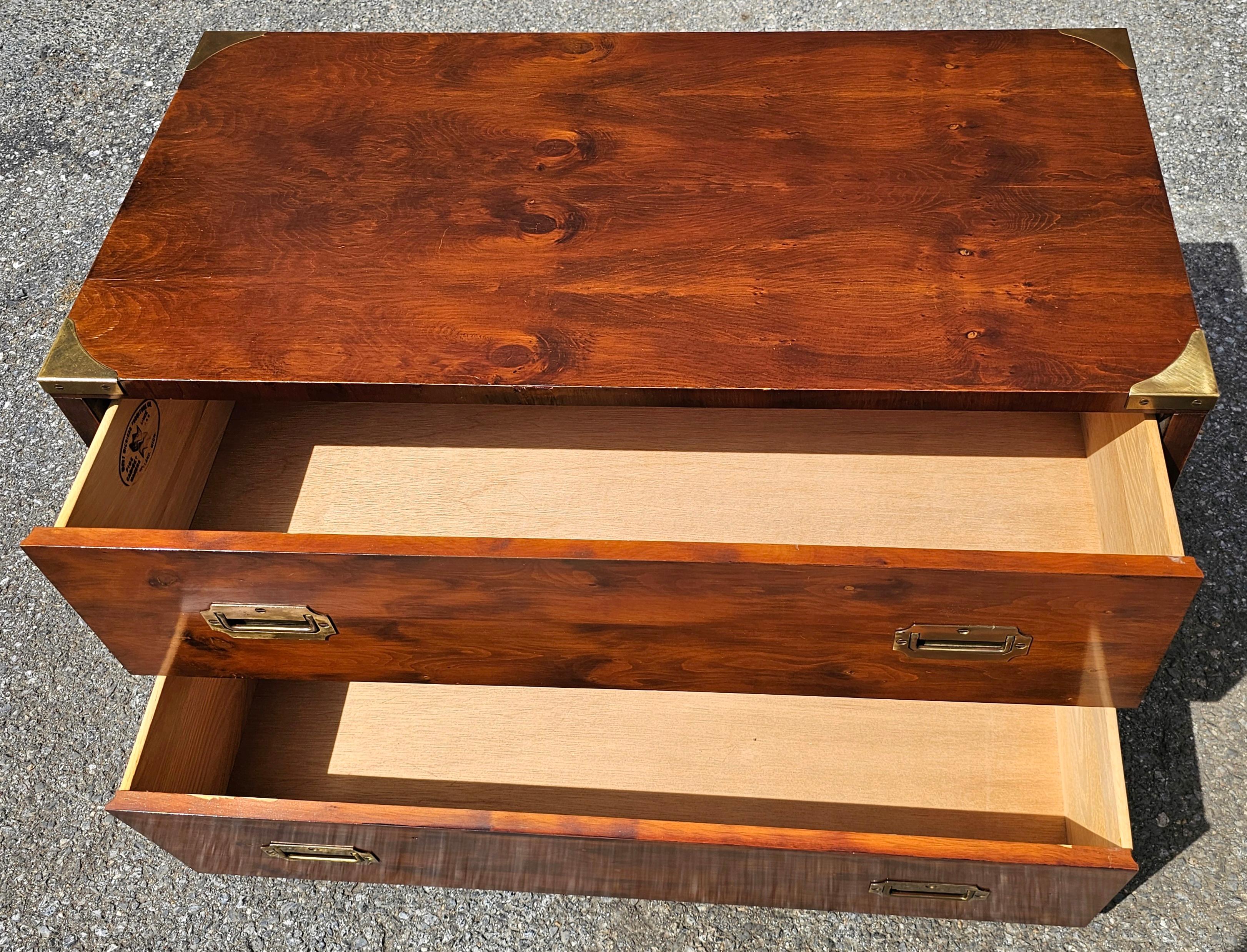 West Michigan Furniture Co Yew Wood Campaign Style und Messing montierte niedrige Kommode (20. Jahrhundert) im Angebot