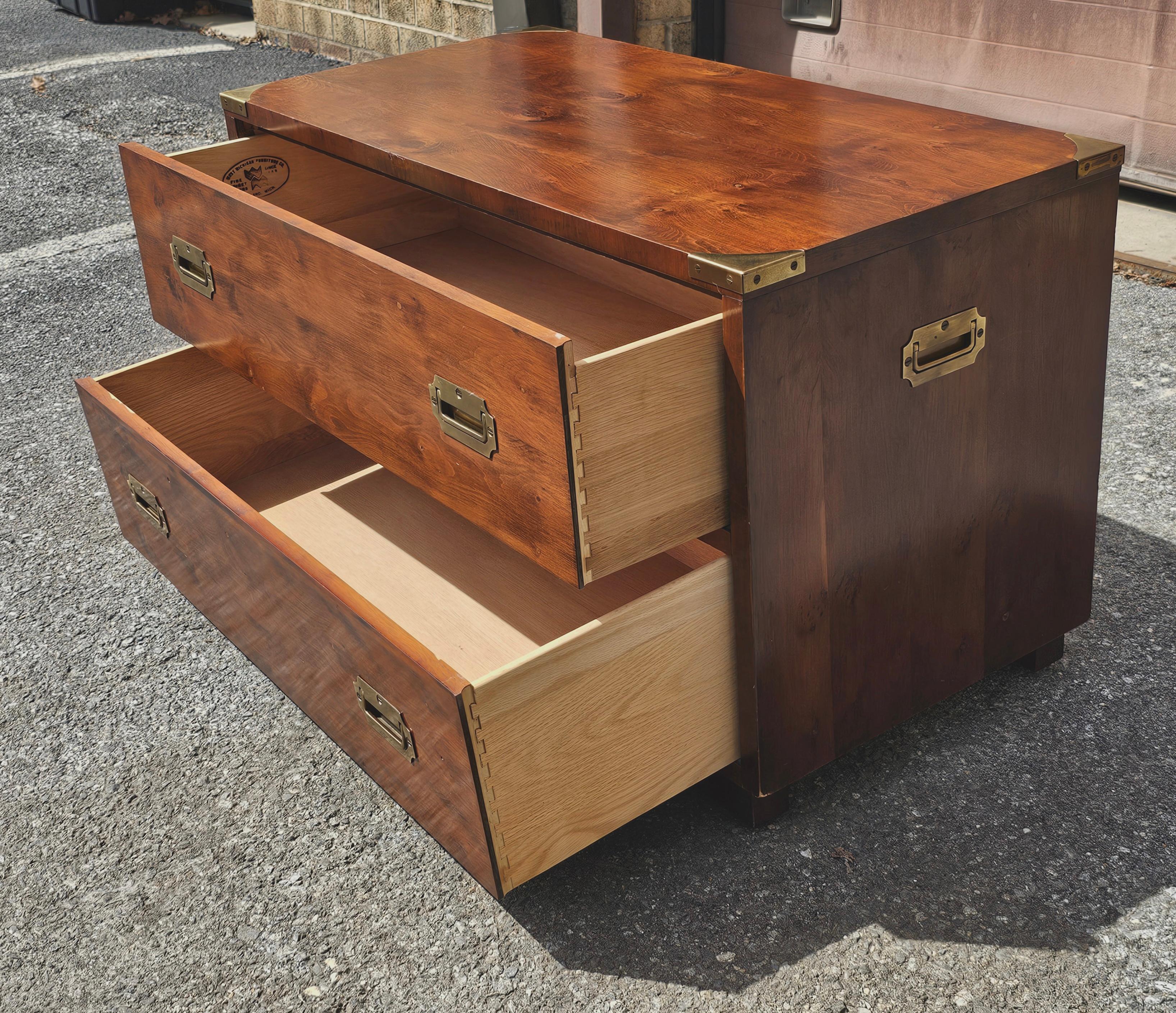 West Michigan Furniture Co Yew Wood Campaign Style und Messing montierte niedrige Kommode im Angebot 1