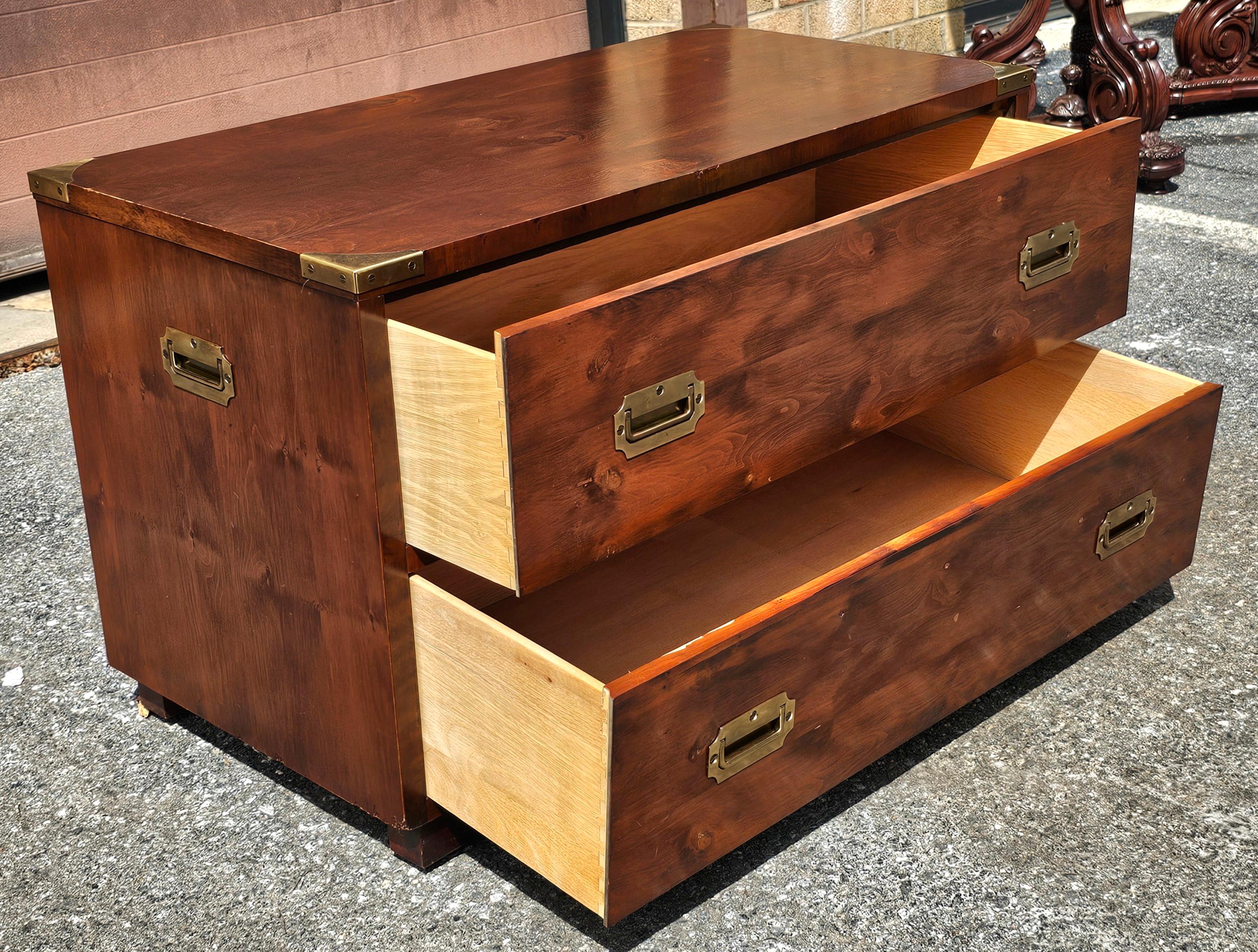 West Michigan Furniture Co Yew Wood Campaign Style und Messing montierte niedrige Kommode im Angebot 2