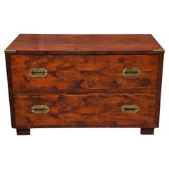 West Michigan Furniture Co Coffre bas en bois d'if de style Campaigner et monté sur laiton