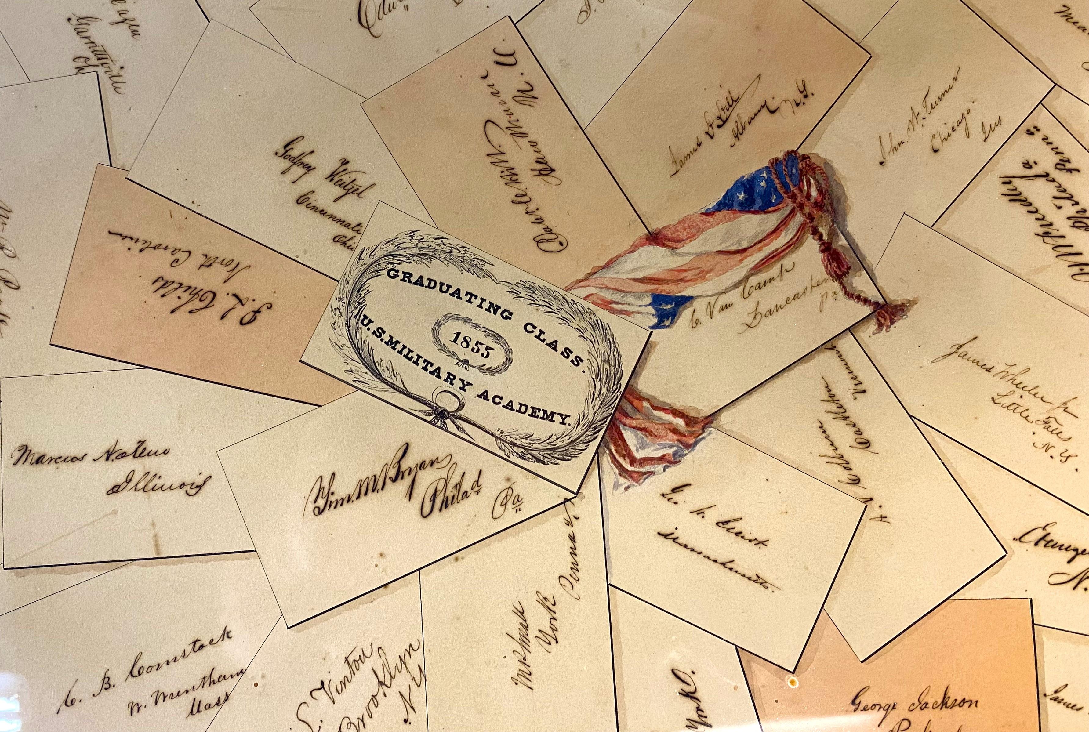 Ein schön detailliertes Trompe L'Oeil-Aquarell auf Papier von einer Collage von Autogrammen und Szenen aus der Abschlussklasse der US-Militärakademie in West Point, 1855, zugeschrieben Francis Laurens Vinton (1835-1879). Vinton war Kadett an der