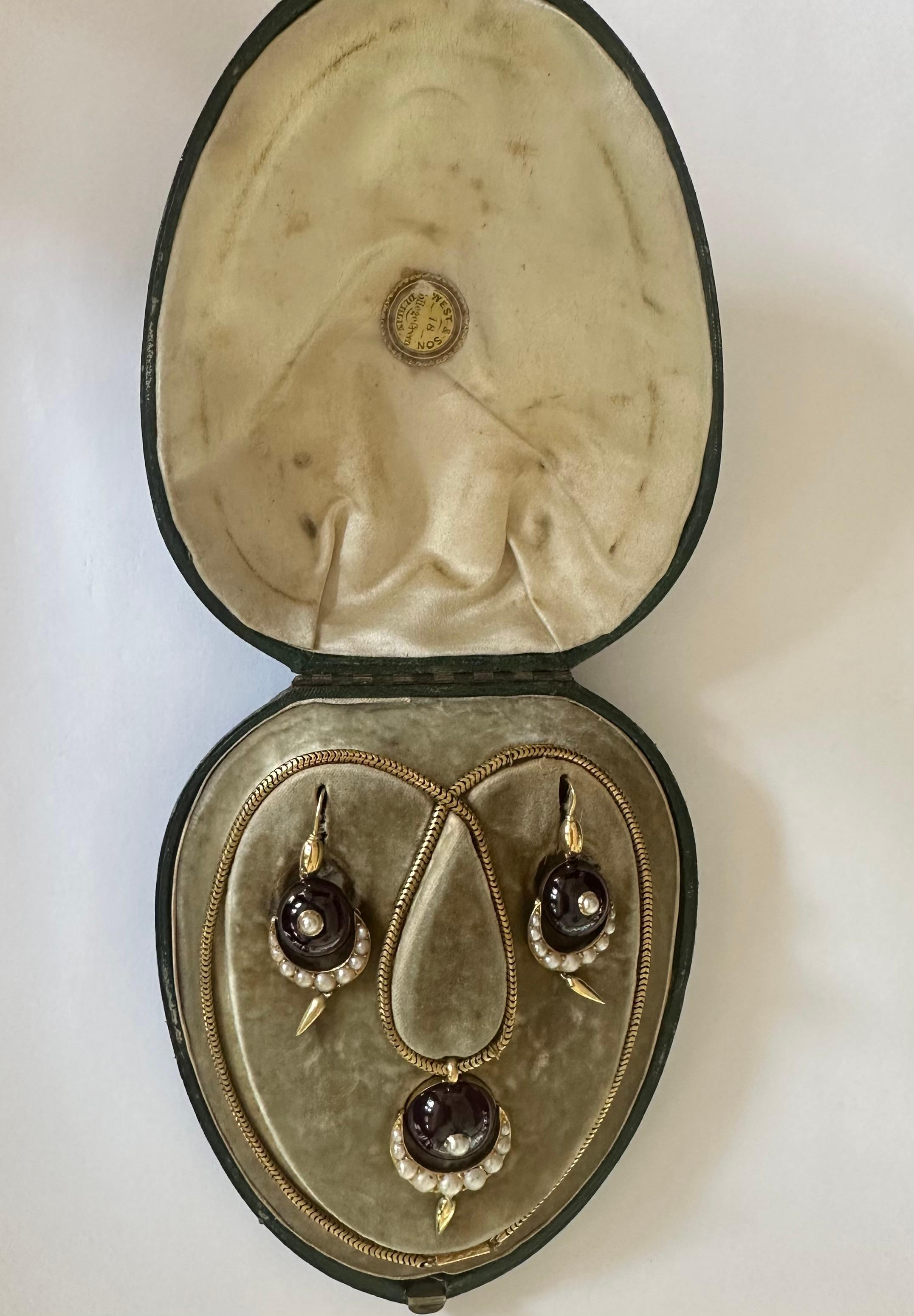 Cabochon Suite di orecchini e ciondoli vittoriani con granato e perle di West & Son in vendita