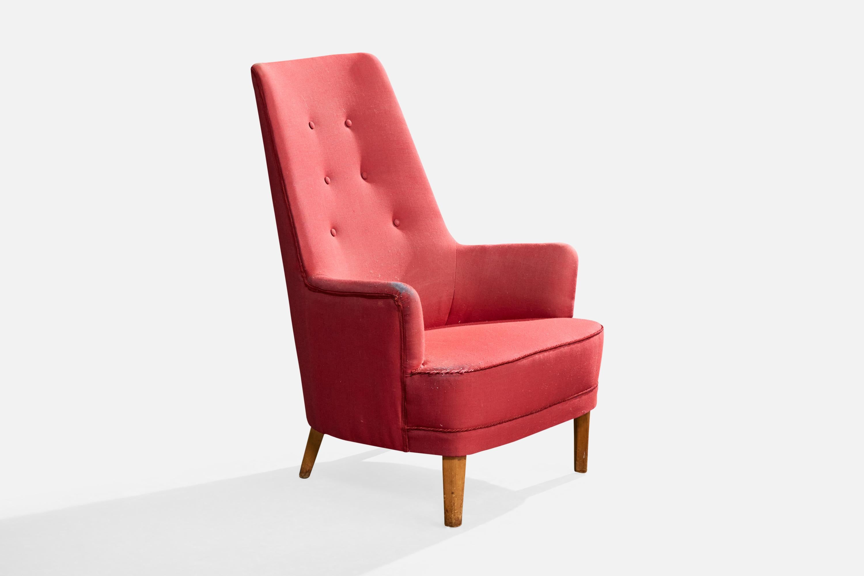 Ein roter Sessel aus Stoff und Holz, hergestellt von AB Westbergs Möbler, Schweden, 1950er Jahre.

Mäßige Abschürfungen an den Füßen.

Starke Abnutzungserscheinungen an den Armlehnen, der vorderen Kante des Sitzkissens und der oberen Ecke der