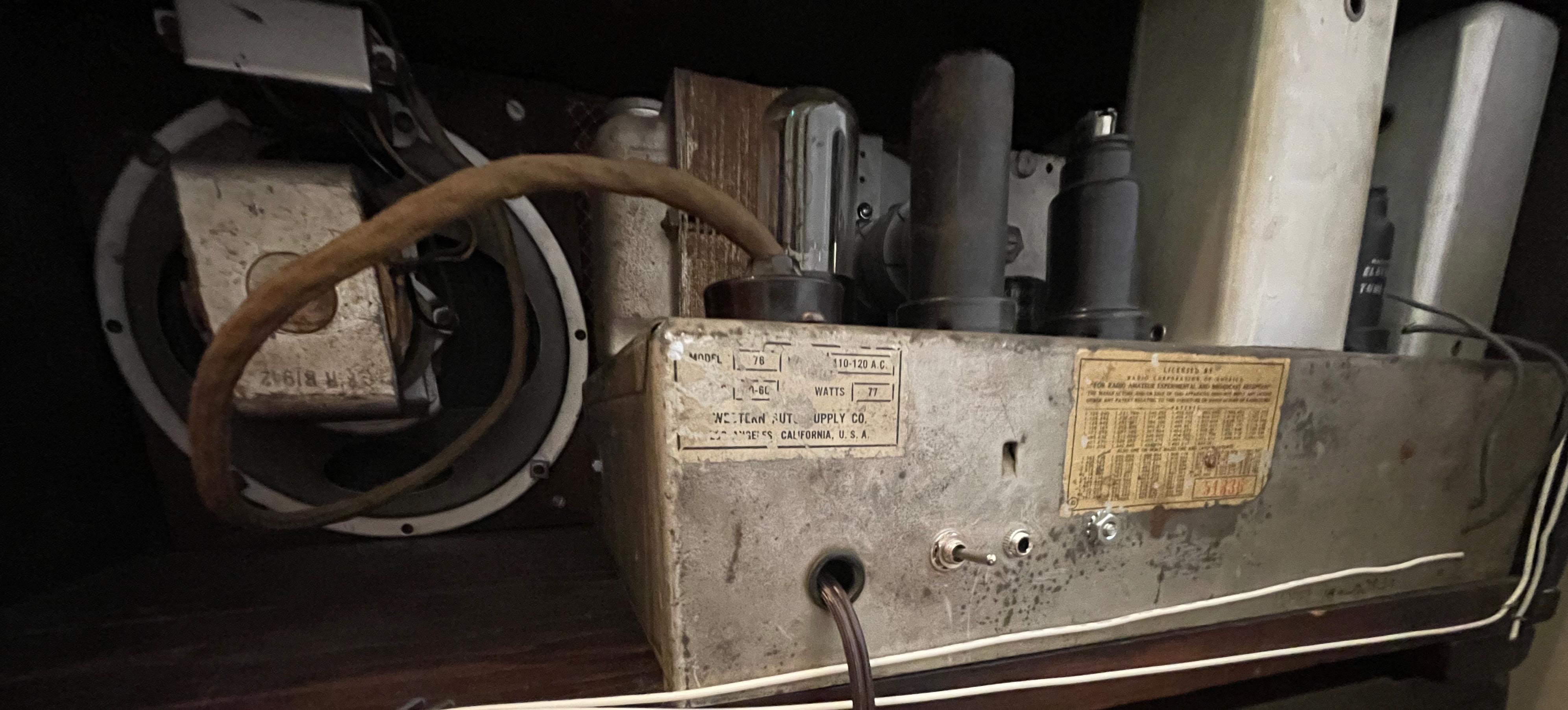 Western Air Patrol 76 Bluetooth Restored Vintage Art Deco Radio In Good Condition In Oakland, CA