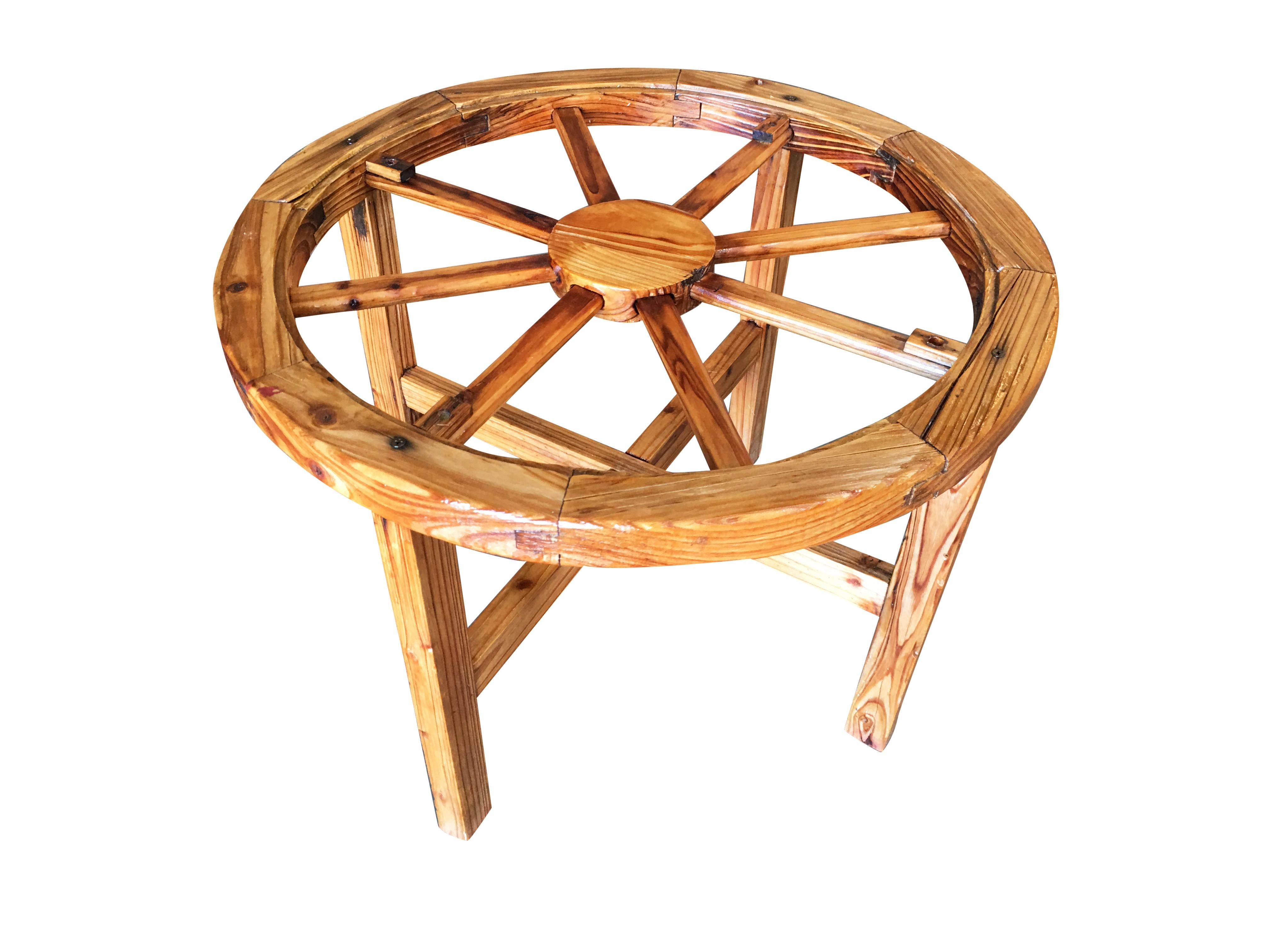 Antike Wagenrad-Sessel mit passendem Beistelltisch. Schweres Massivholz aus einem antiken Holz, das irgendwann in den 1960er Jahren hergestellt wurde. Die Stühle und der Tisch haben einen sehr robusten Look und sind sehr gepflegt.

Stuhl misst: 34