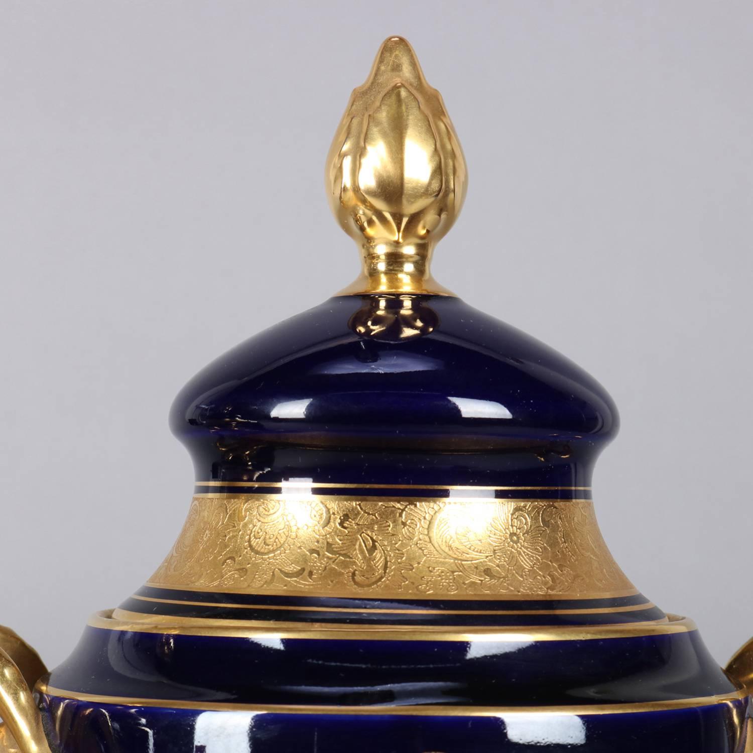 Urnes en porcelaine cobalt et dorée peintes à la main de l'école de Meissen, Allemagne de l'Ouest 10