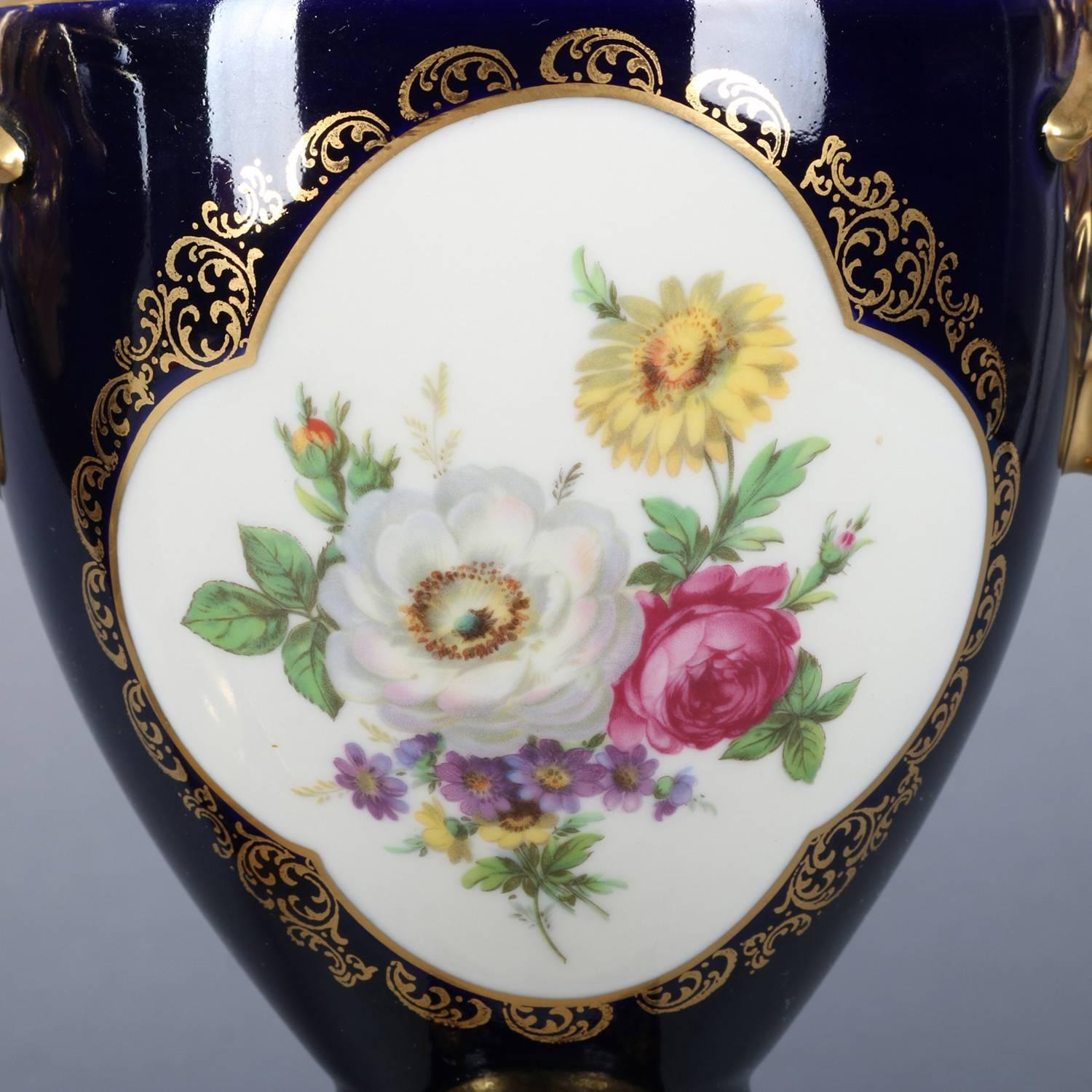 Doré Urnes en porcelaine cobalt et dorée peintes à la main de l'école de Meissen, Allemagne de l'Ouest