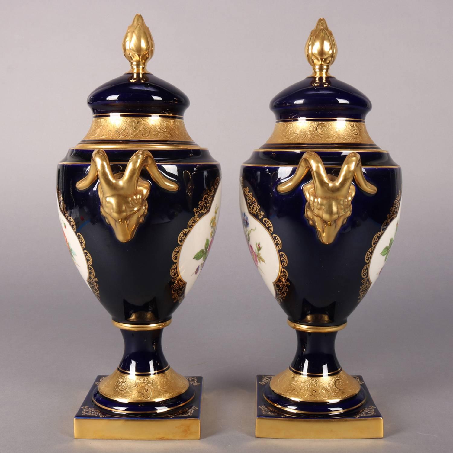 Urnes en porcelaine cobalt et dorée peintes à la main de l'école de Meissen, Allemagne de l'Ouest Bon état à Big Flats, NY