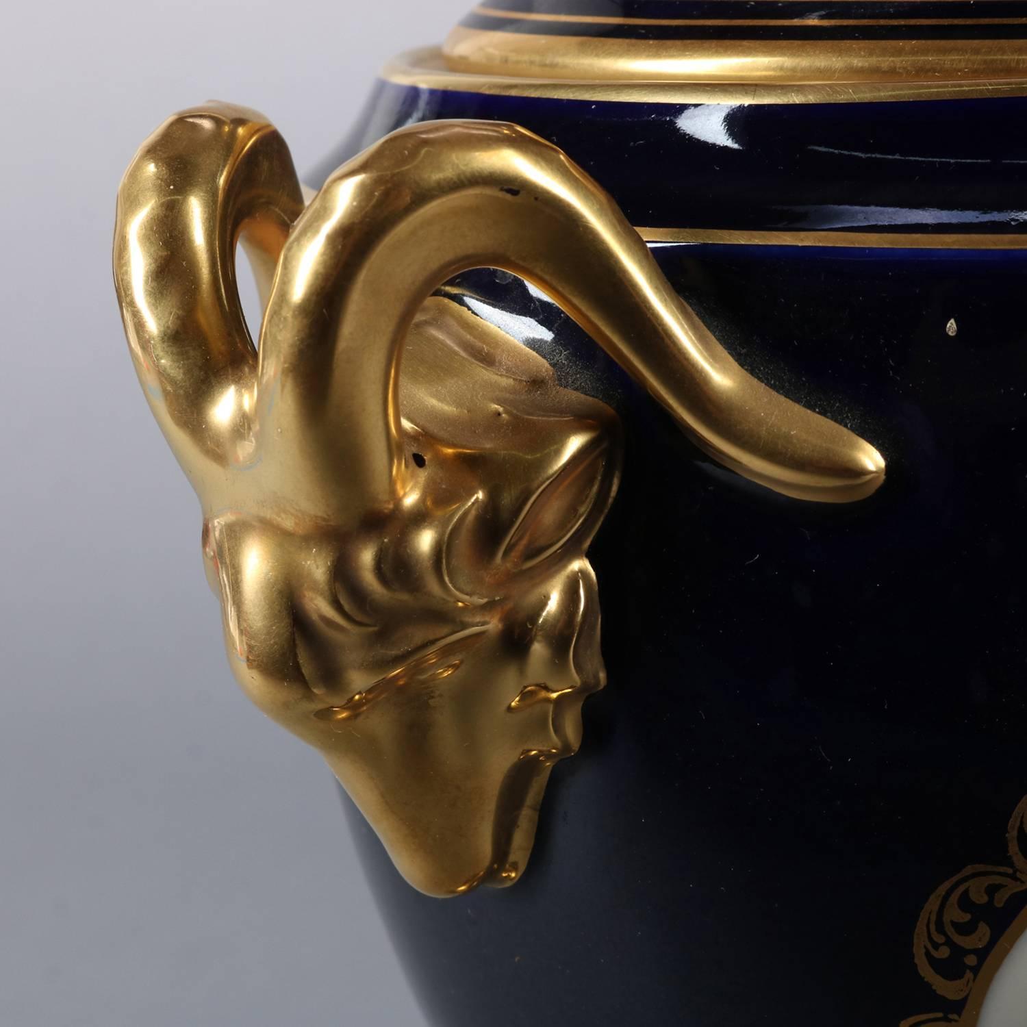 20ième siècle Urnes en porcelaine cobalt et dorée peintes à la main de l'école de Meissen, Allemagne de l'Ouest