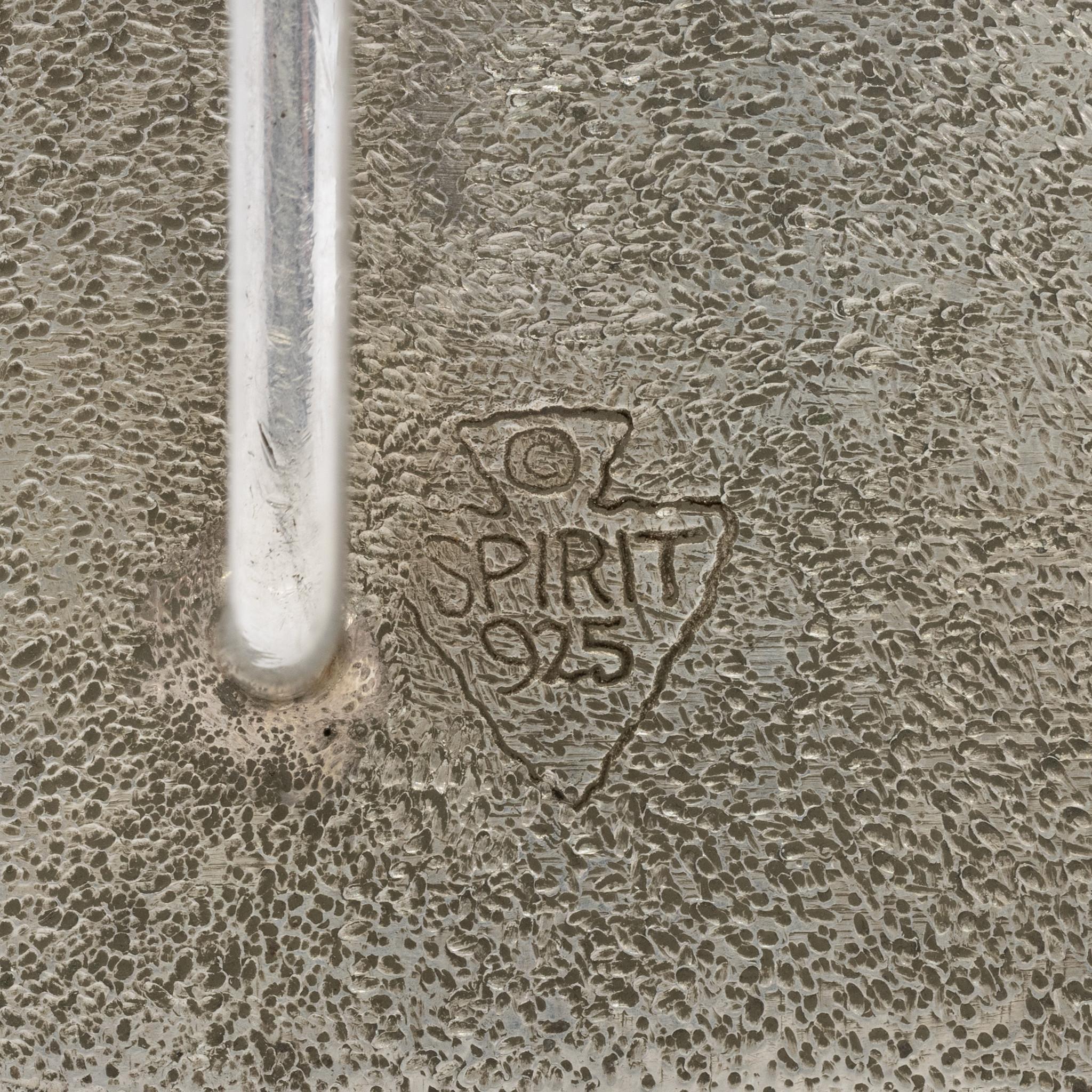 Boucle en argent sterling et turquoise Gold Canyon Kingman par Spirit Silver. Crâne de buffle en argent sterling surélevé avec une pierre naturelle non traitée de chaque côté. Entouré d'une bordure géométrique du sud-ouest. Très visuelle et