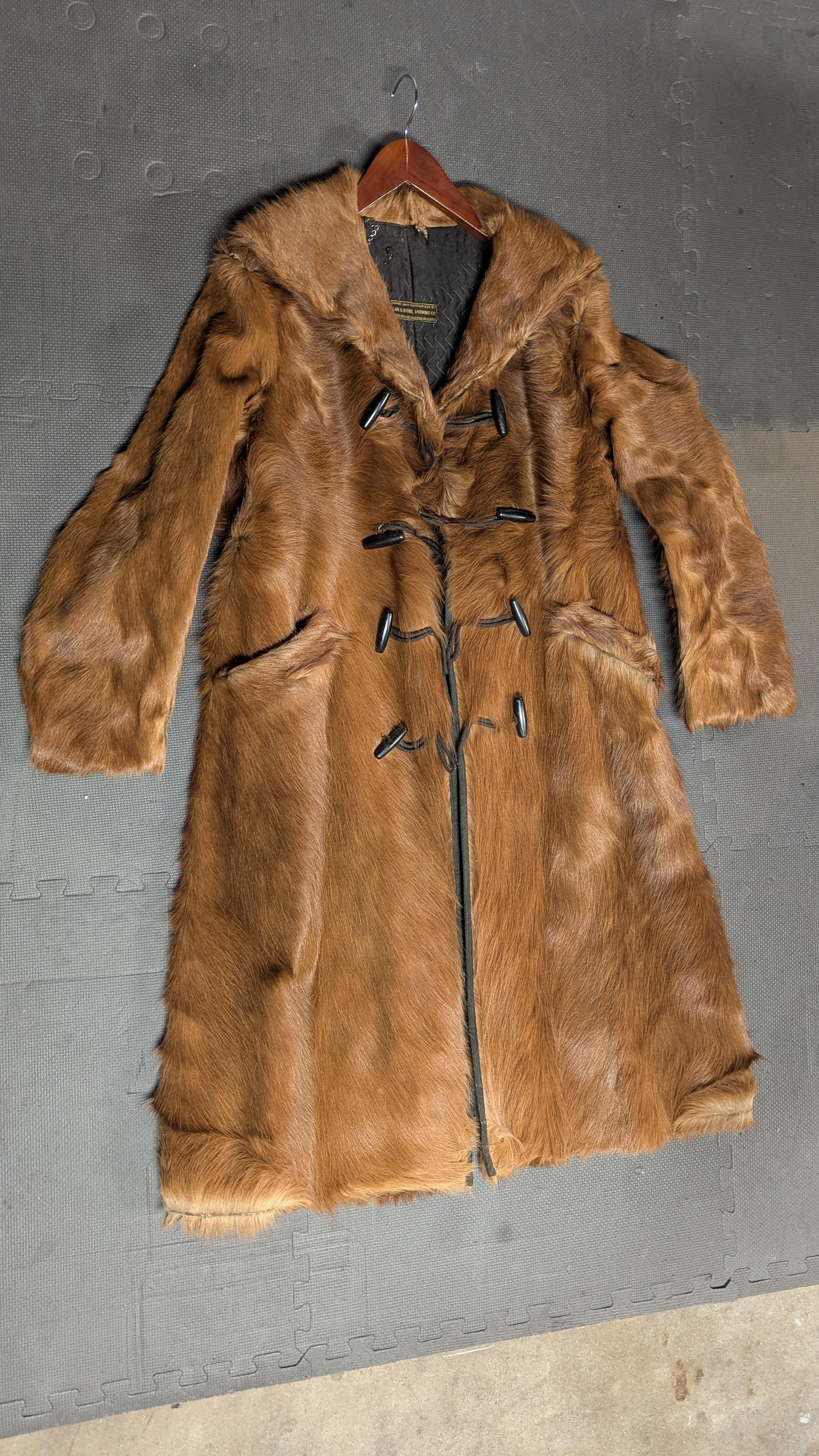 Ecco per te un raro cappotto di pelliccia da uomo dell'epoca vittoriana occidentale!  Taglia 42 di petto e 51