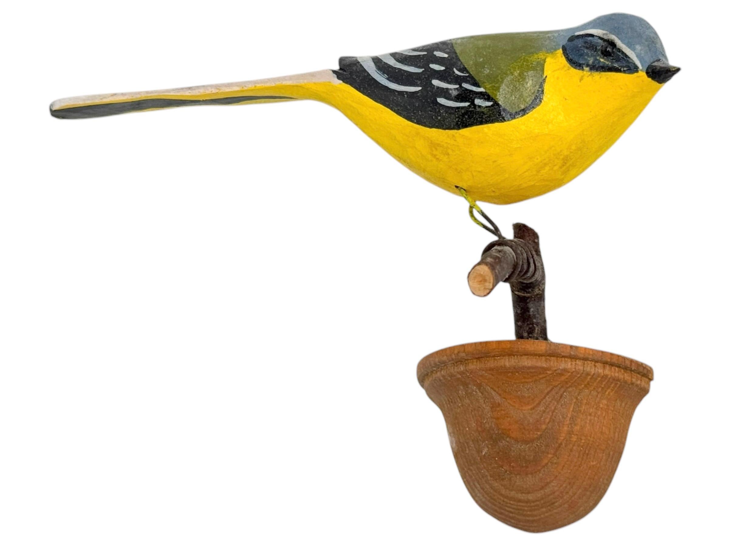 Precioso pájaro austriaco del siglo XX, tallado en madera, montado sobre un soporte para colgar. La tradición de estos pájaros en Austria, llamados 