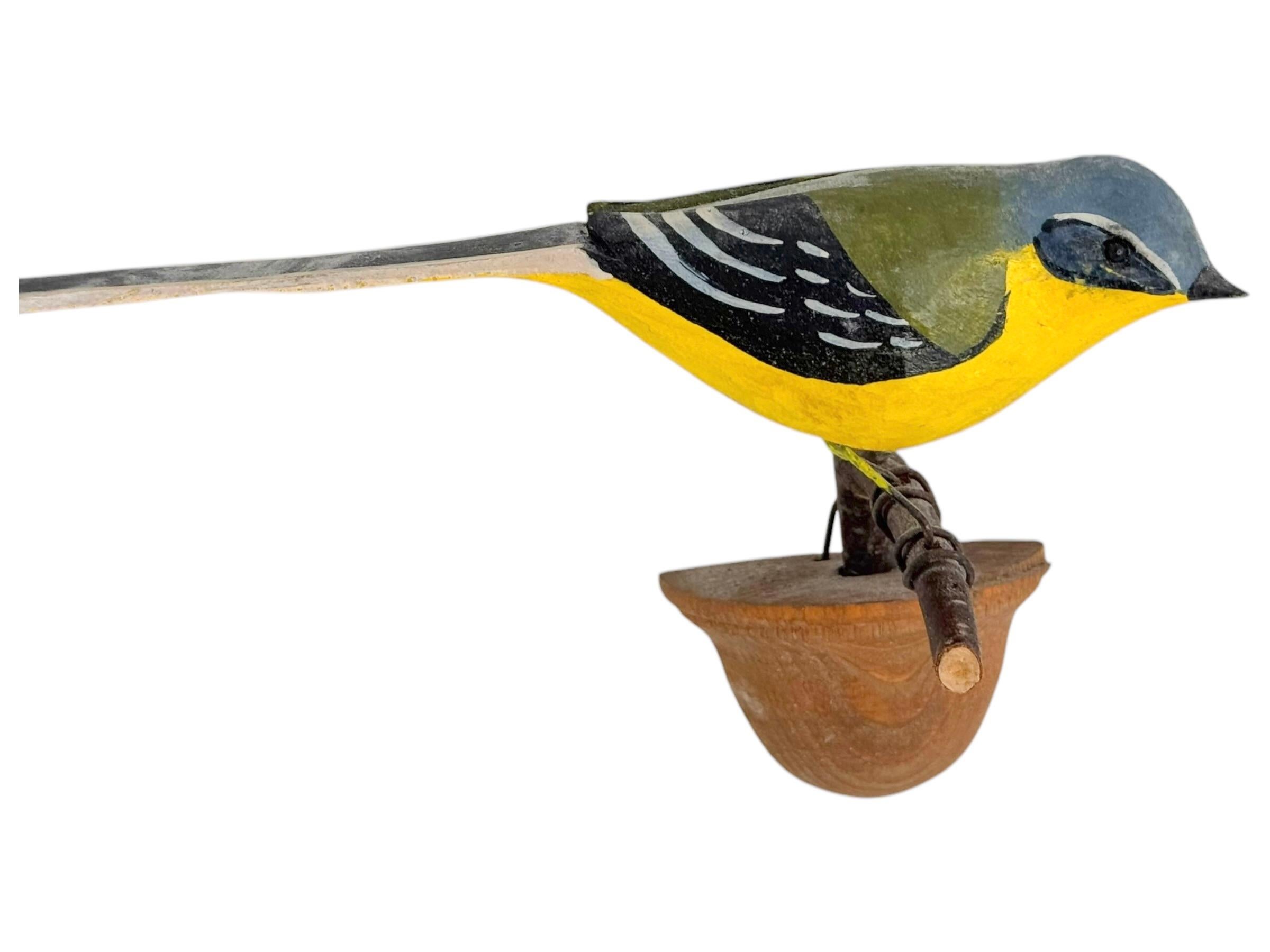 Lavandera boyera occidental Vichtauer Pájaro tallado a mano en madera Arte popular Austria Años 20 Bosque negro en venta