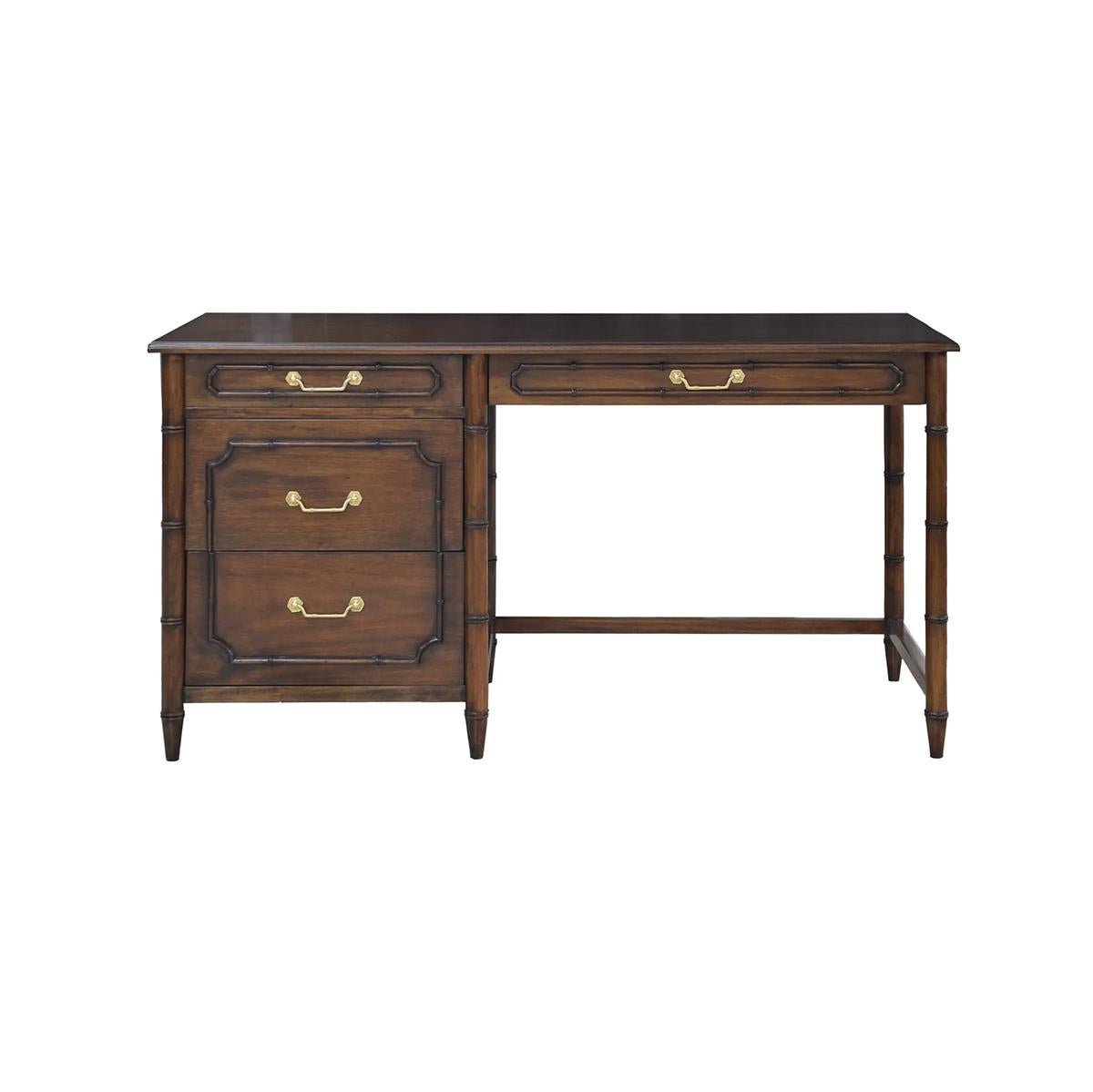 Questa elegante scrivania sfoggia dettagli di ispirazione English Regency in bambù, aggiungendo un tocco unico di raffinatezza al tuo spazio di lavoro.

Realizzato in legno massiccio con una ricca e calda finitura marrone, mette in risalto la