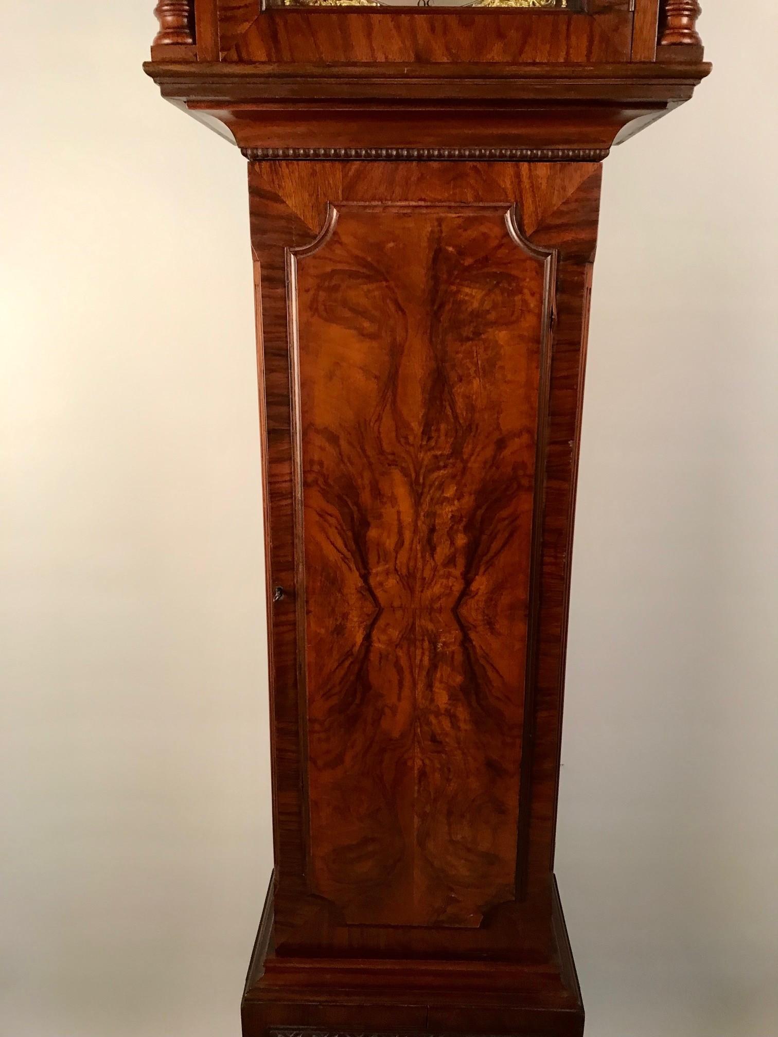Westminster Chiming Grandmother Clock in a Mahogany Case In Good Condition For Sale In Montreal, QC
