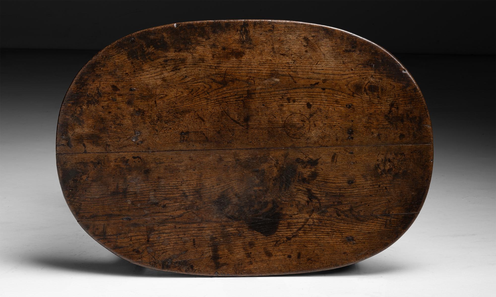 Westmorland Oak Low Oval Table, England circa 1780 In Good Condition In Culver City, CA