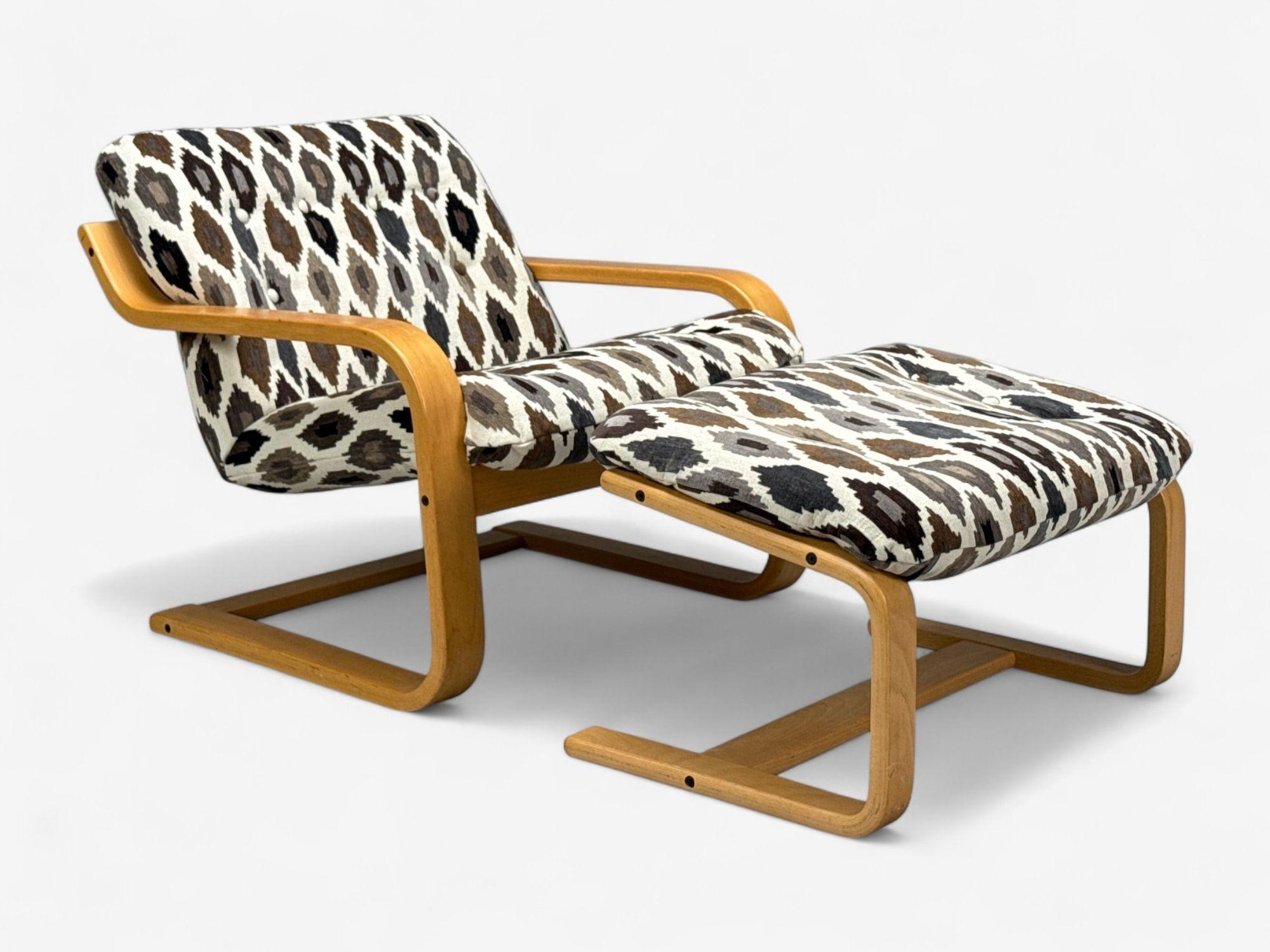 Westnofa, modernité du milieu du siècle, bentwood, tissu, chaise longue et ottoman, Norvège, années 1960

Chaise longue et ottoman en bois courbé, conçus et produits par Westnofa en Norvège C.C.. Le Label original du fabricant Westnofa est intact
