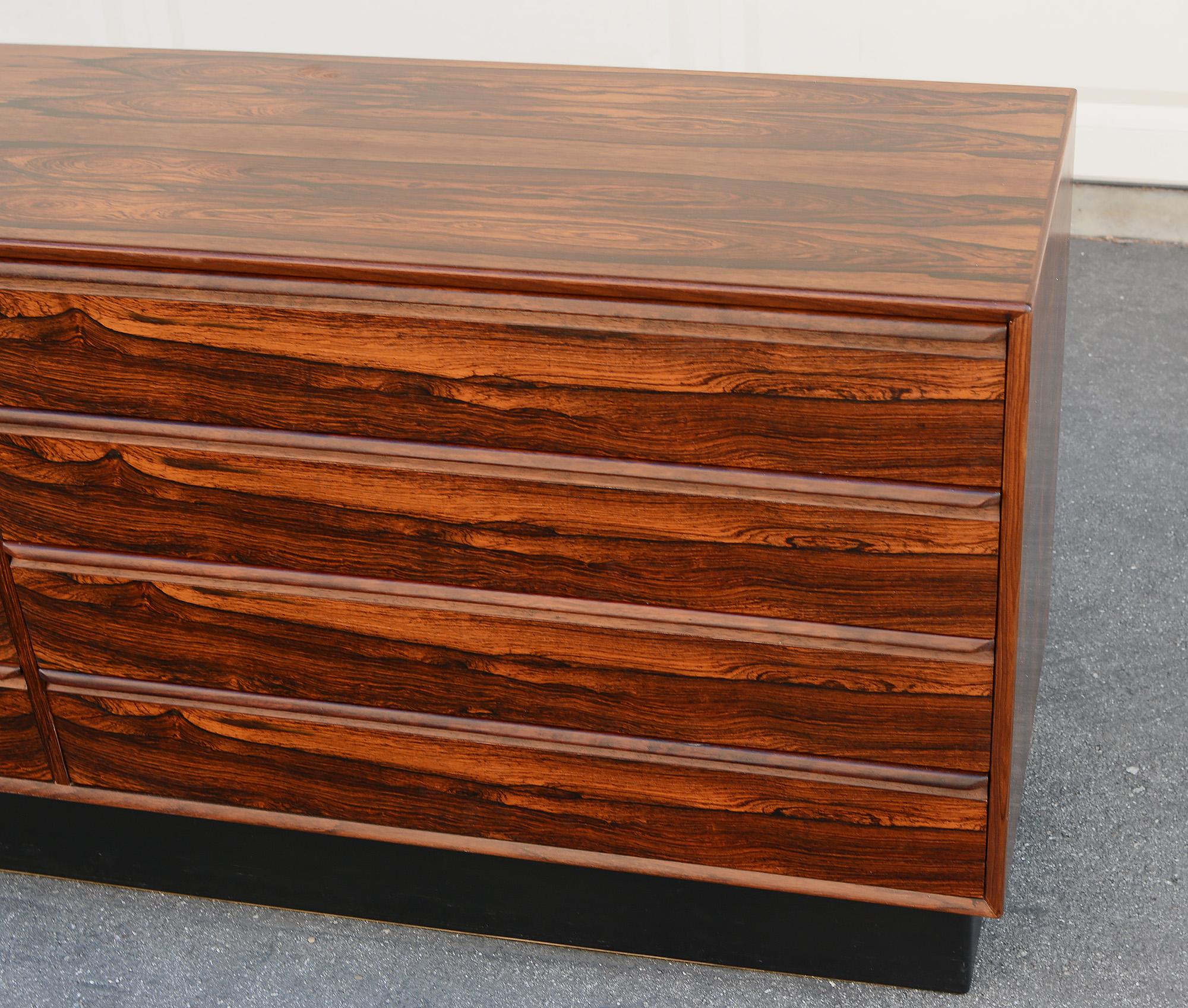 Westnofa Brazilian Rosewood Long Eight Drawer Chest In Good Condition In San Mateo, CA