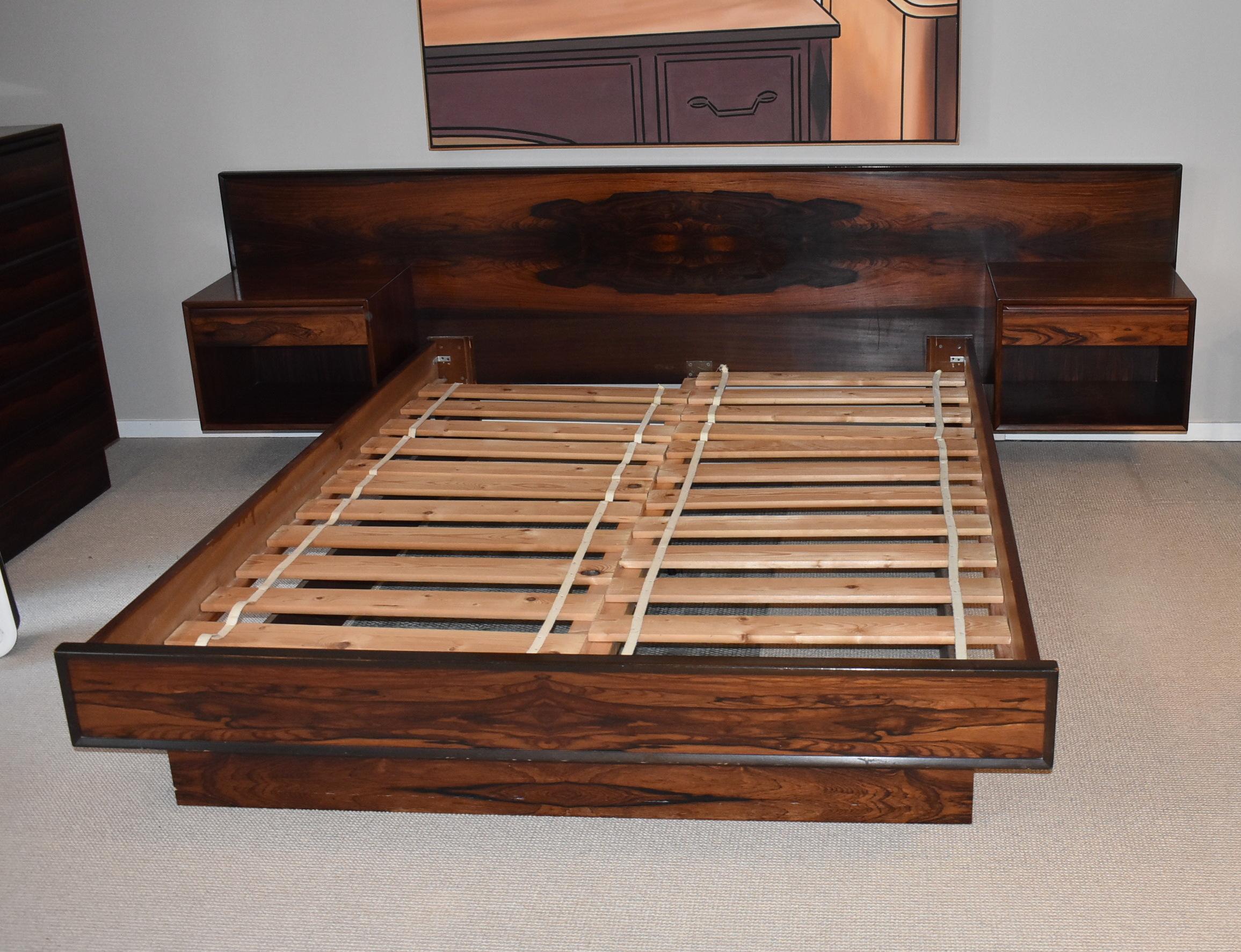 Ce magnifique ensemble de chambre à coucher en bois de rose de Westnofa Furniture comprend un cadre de lit queen size à plateforme flottante, une large tête de lit avec des étagères flottantes avec tiroirs, une commode basse à 8 tiroirs, et une