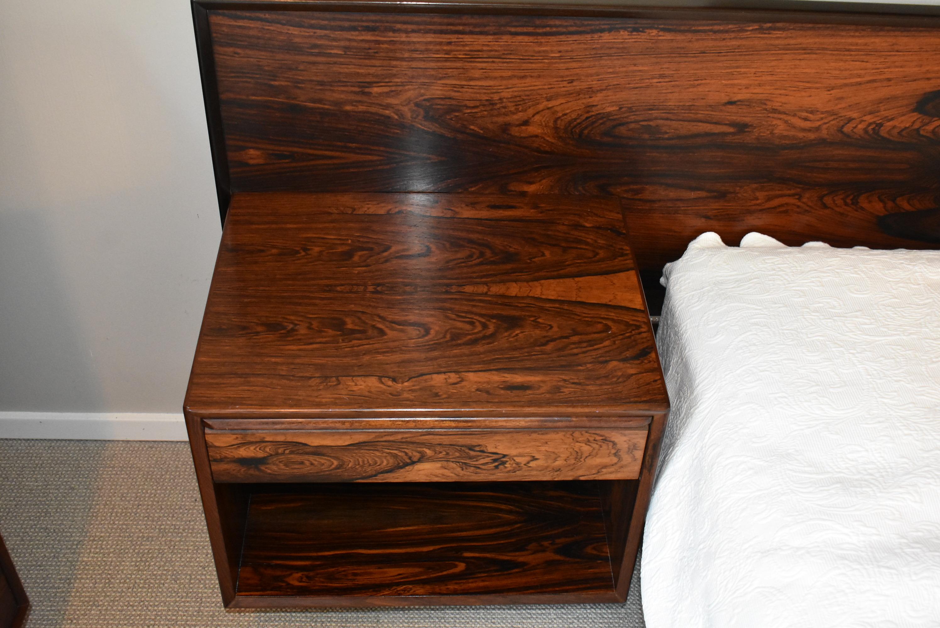 20ième siècle Westnofa Furniture 4-Piece Rosewood Bedroom Set Queen Size Floating Frame (Ensemble de chambre à coucher en bois de rose) en vente