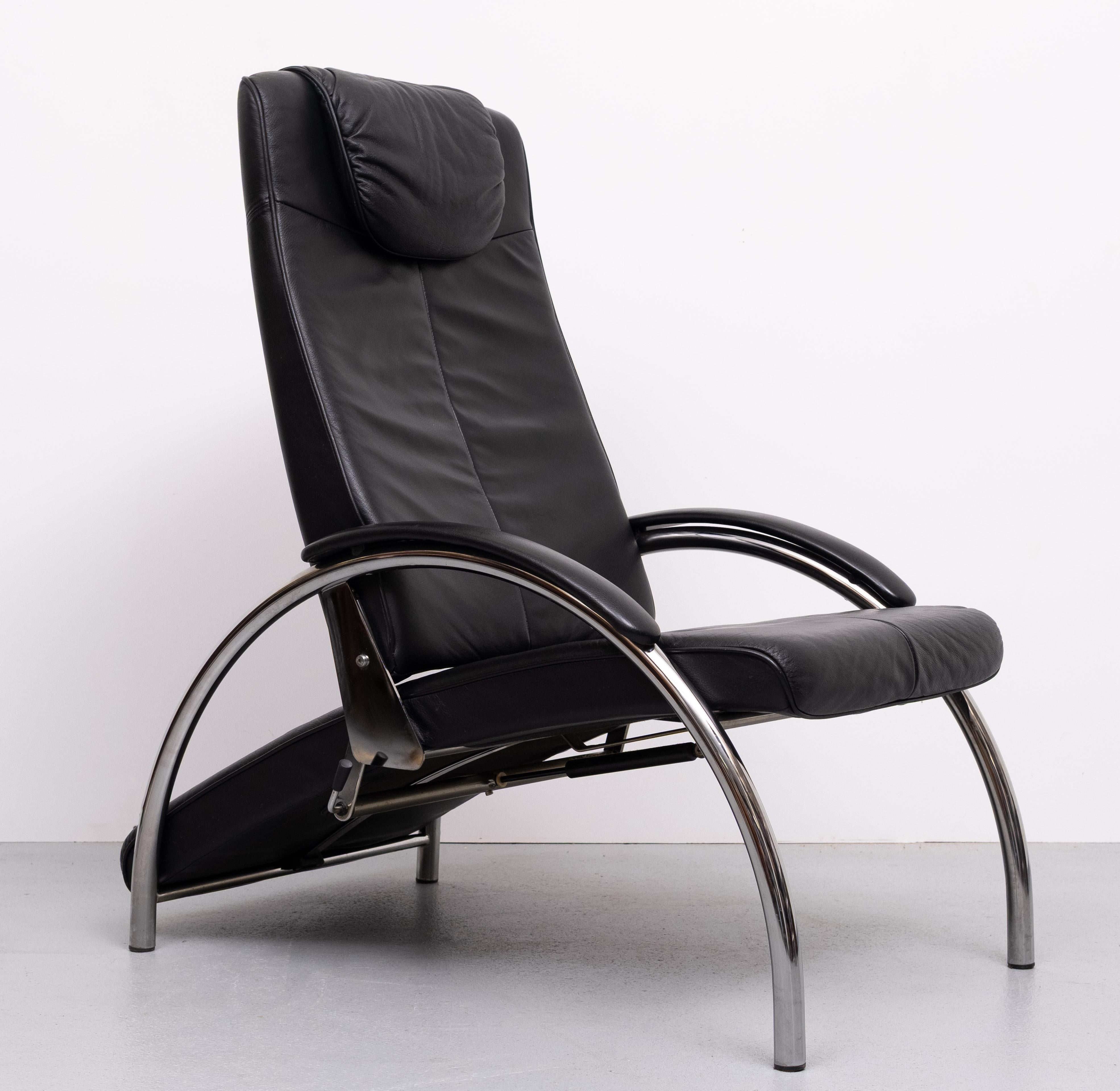 Die letzte große Veröffentlichung des großen norwegischen Designers Ingmar Relling. Hergestellt aus Chromrohr und weichem schwarzem Leder. Äußerst bequem, da er sich in mehrere Positionen verstellen lässt und über eine ausziehbare