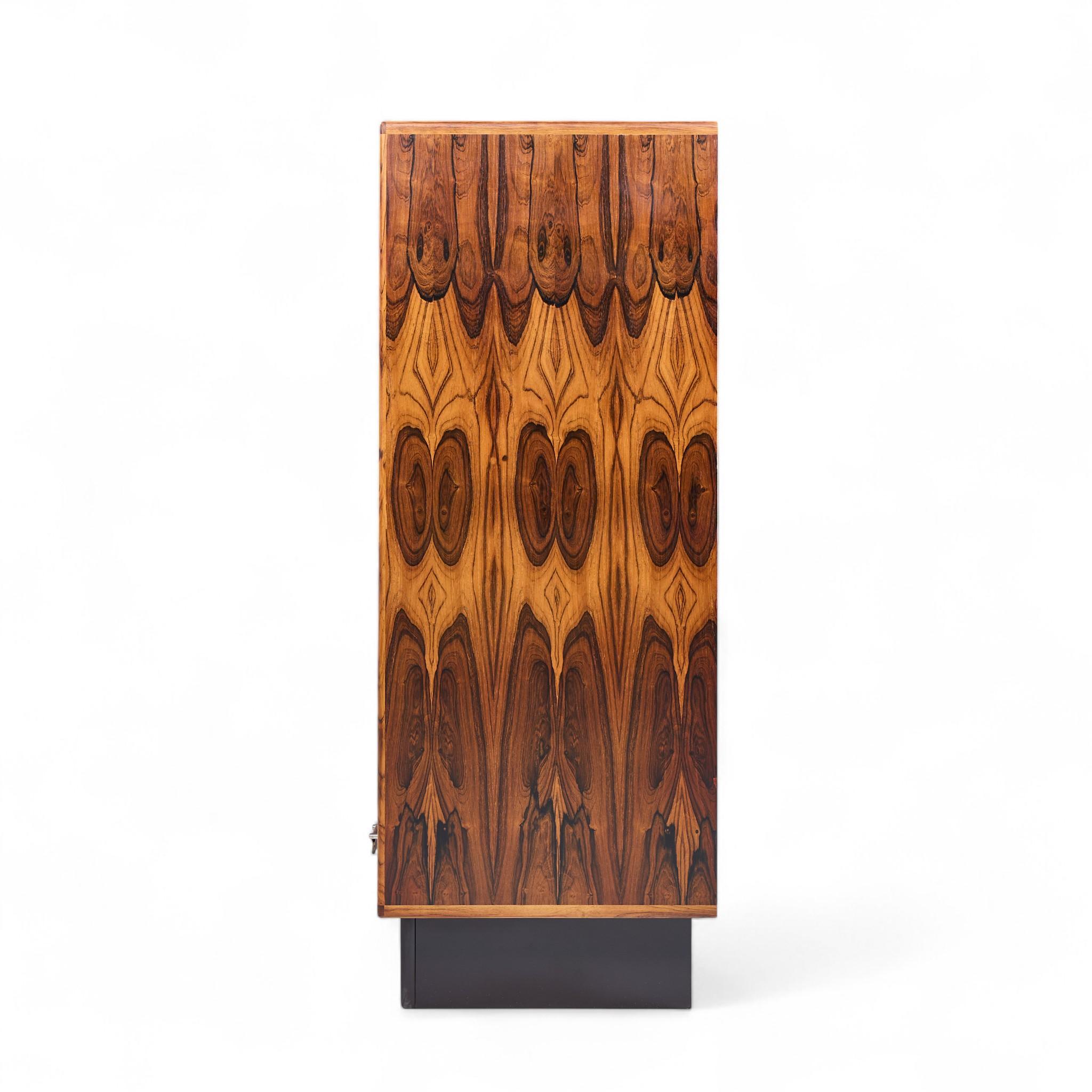 Armario danés de palisandro Westnofa Mid Century en Bueno estado para la venta en Franklin Park, IL