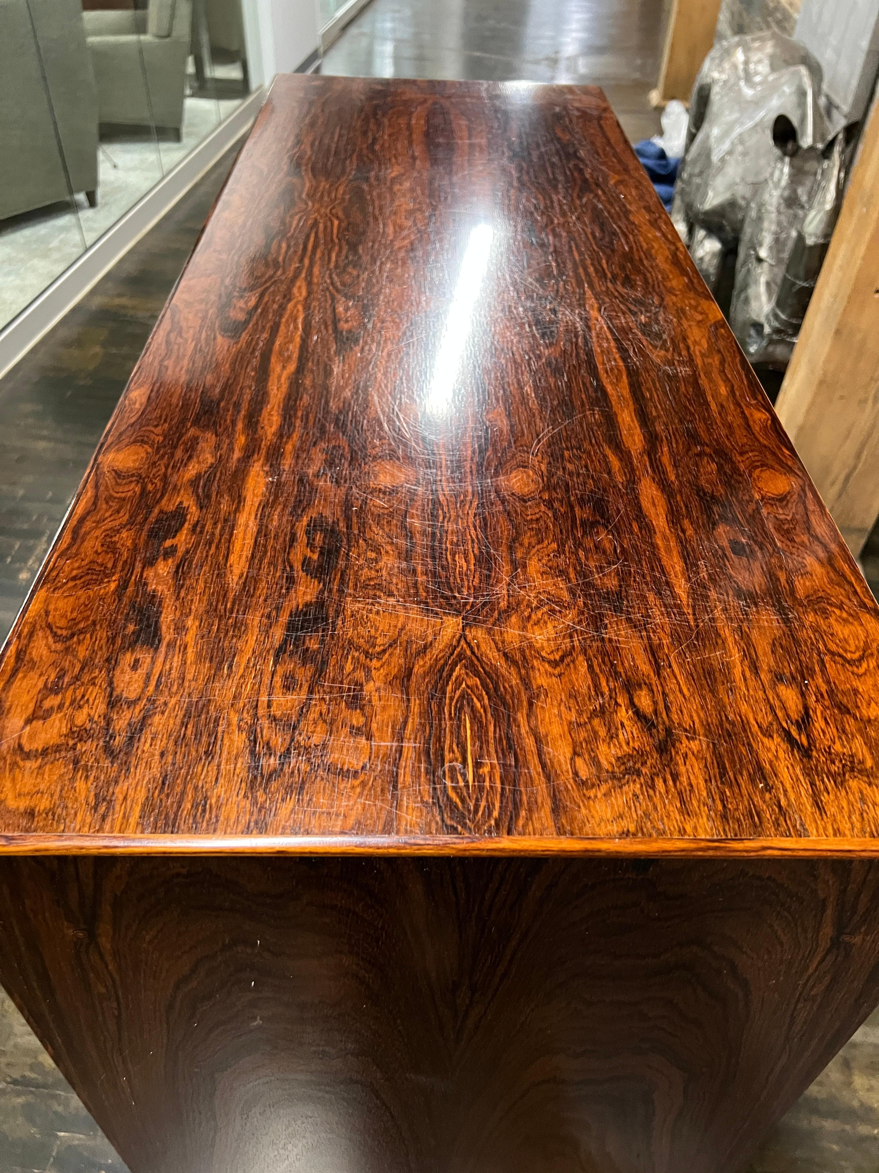 Westnofa - Coffre ou commode en palissandre d'origine danoise, moderne au milieu du siècle dernier en vente 6