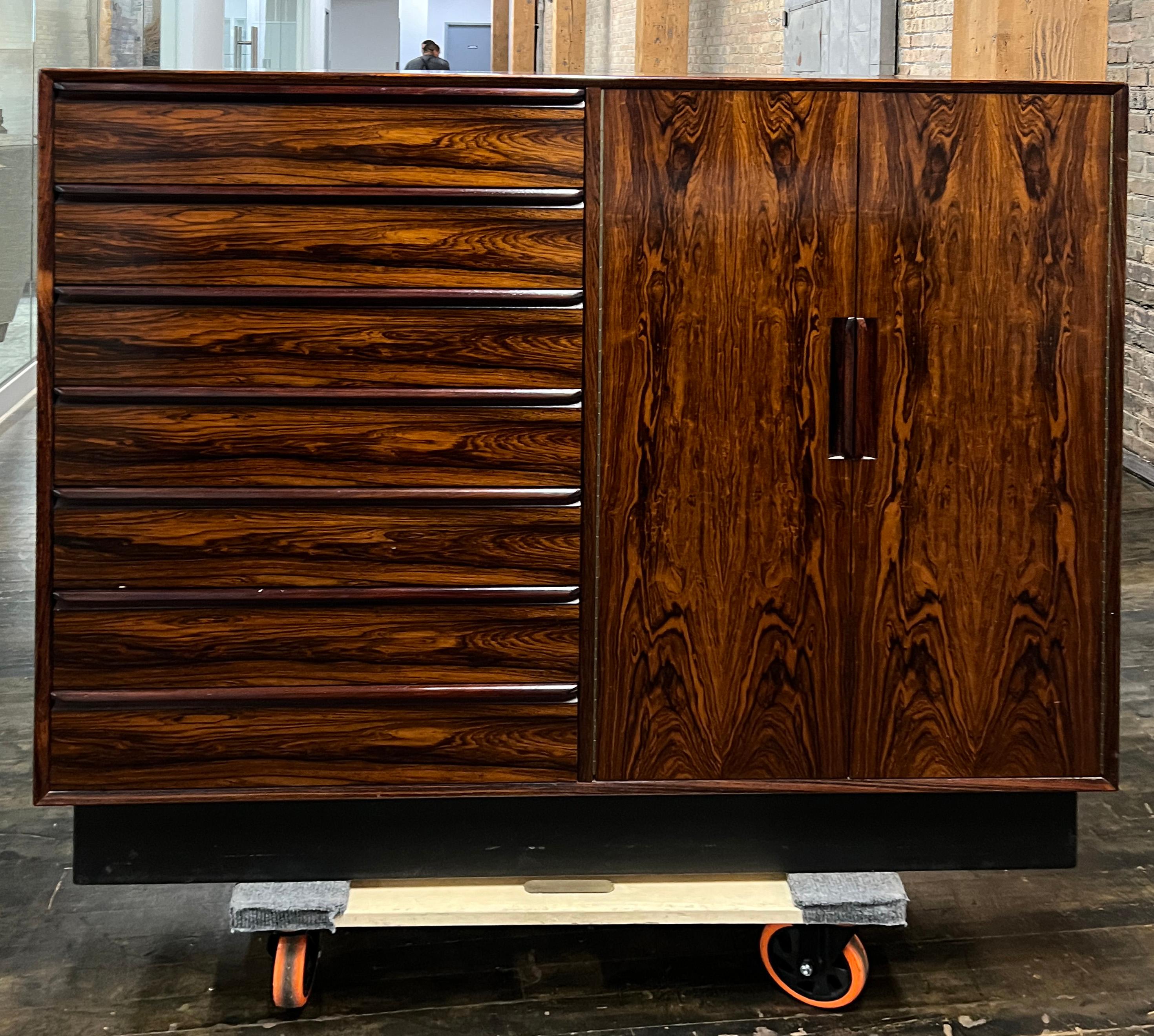 Coffre en palissandre pour homme ou Highboy circa 1950.  Cet étui est recouvert d'un placage de bois de rose d'une couleur et d'une veinure exceptionnelles.  Le bois de rose étant une espèce protégée, cette pièce peut être difficile à transporter au