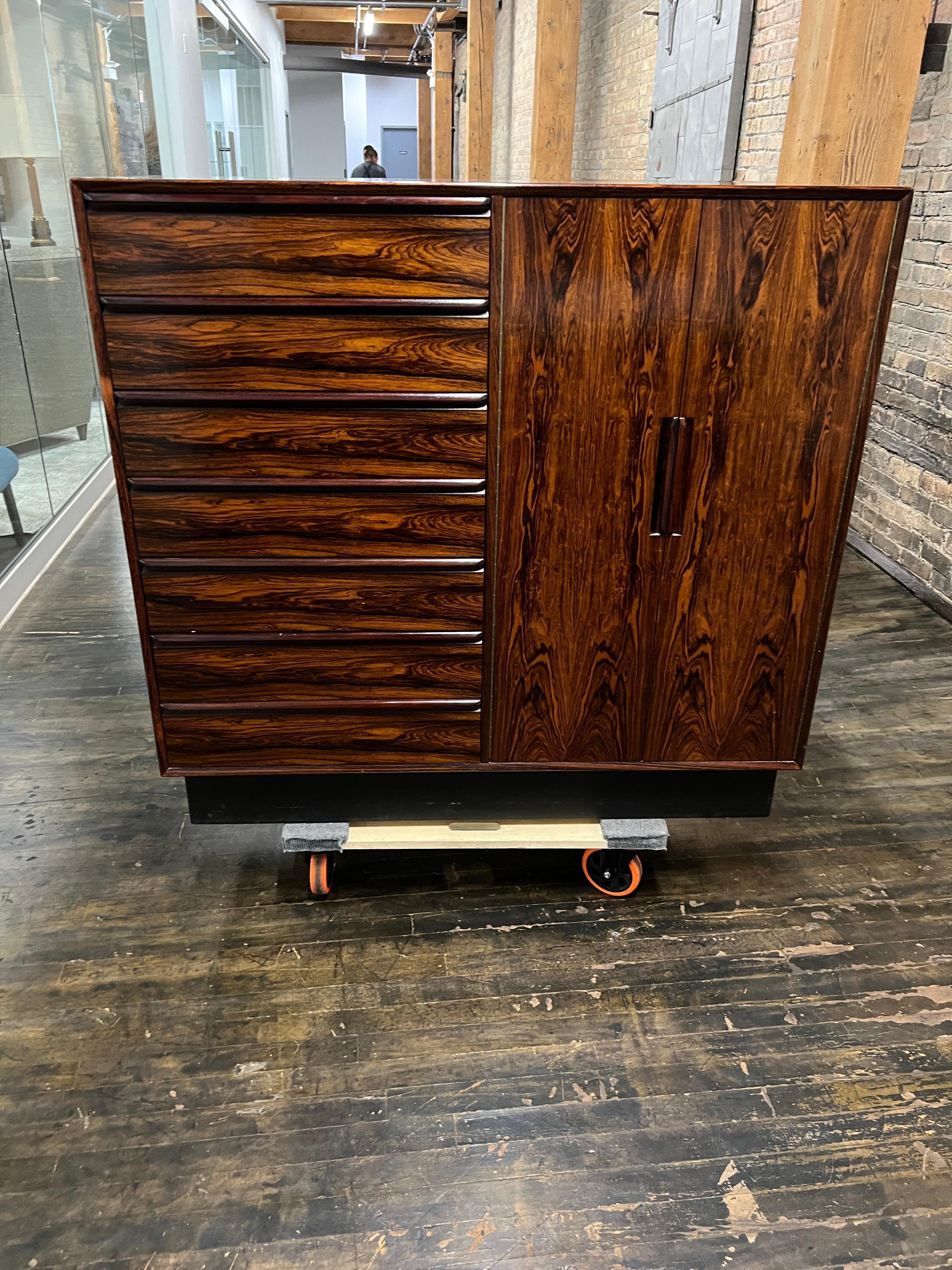 Mid-Century Modern Westnofa - Coffre ou commode en palissandre d'origine danoise, moderne au milieu du siècle dernier en vente