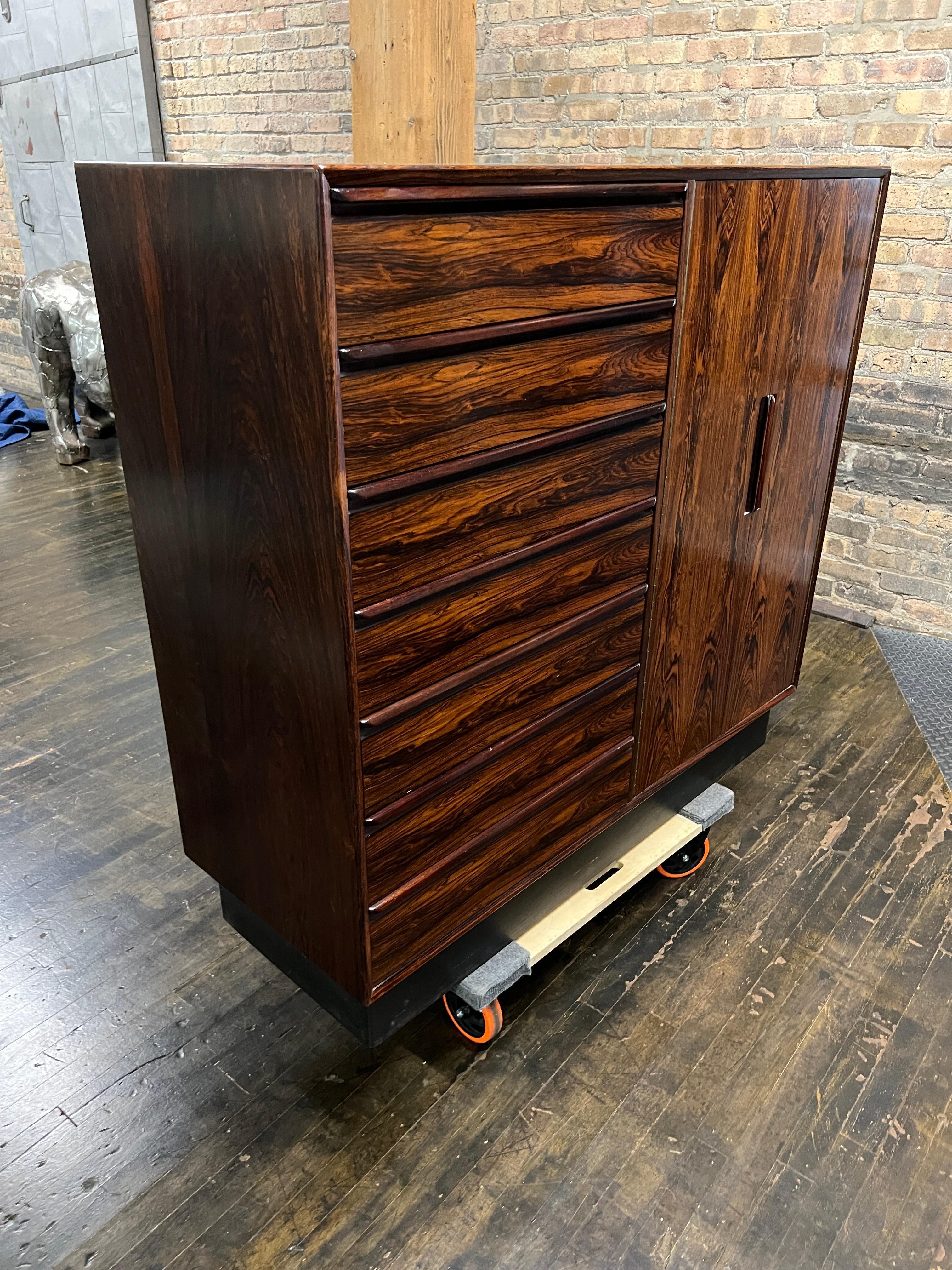 Danois Westnofa - Coffre ou commode en palissandre d'origine danoise, moderne au milieu du siècle dernier en vente