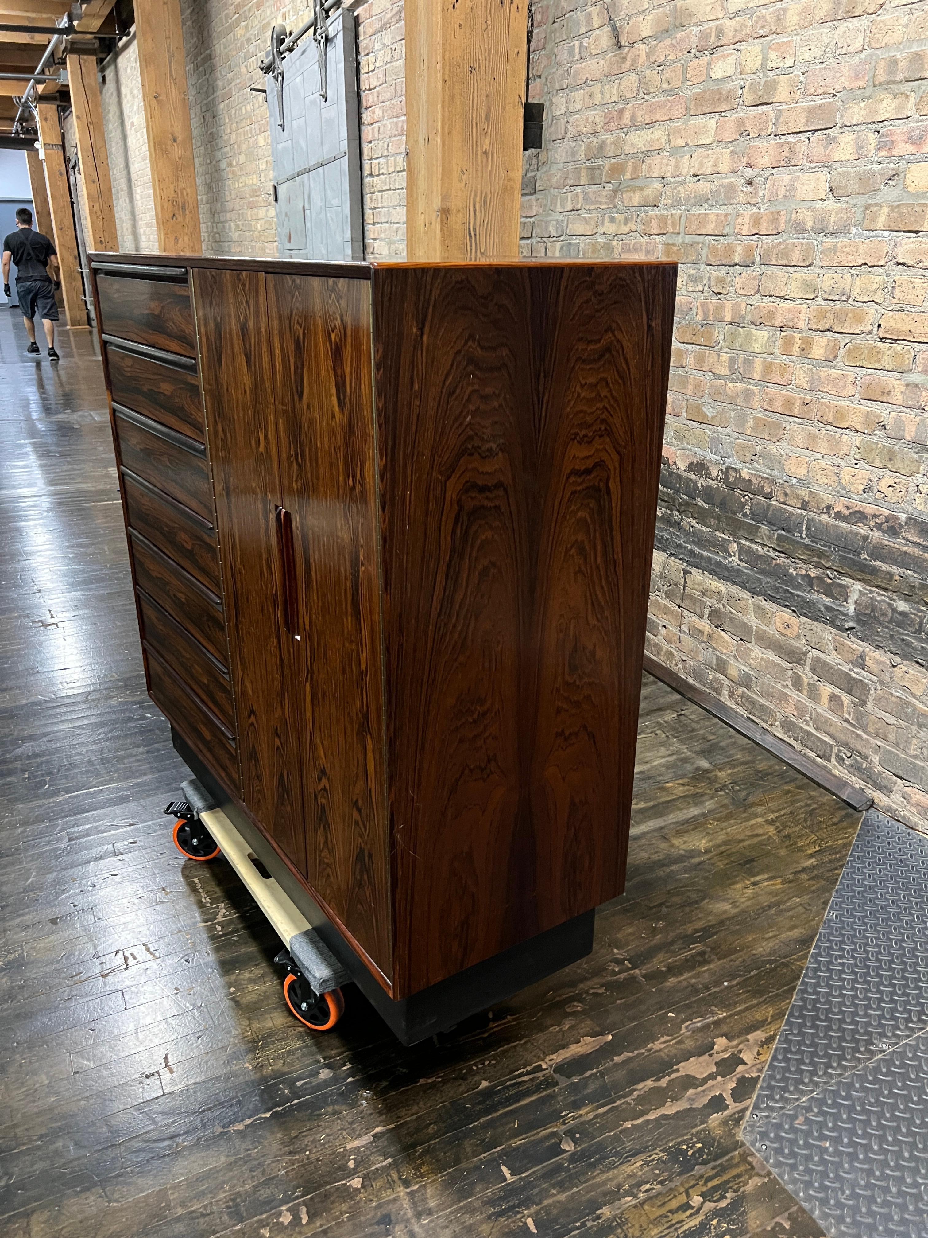 Westnofa - Coffre ou commode en palissandre d'origine danoise, moderne au milieu du siècle dernier Bon état - En vente à Chicago, IL