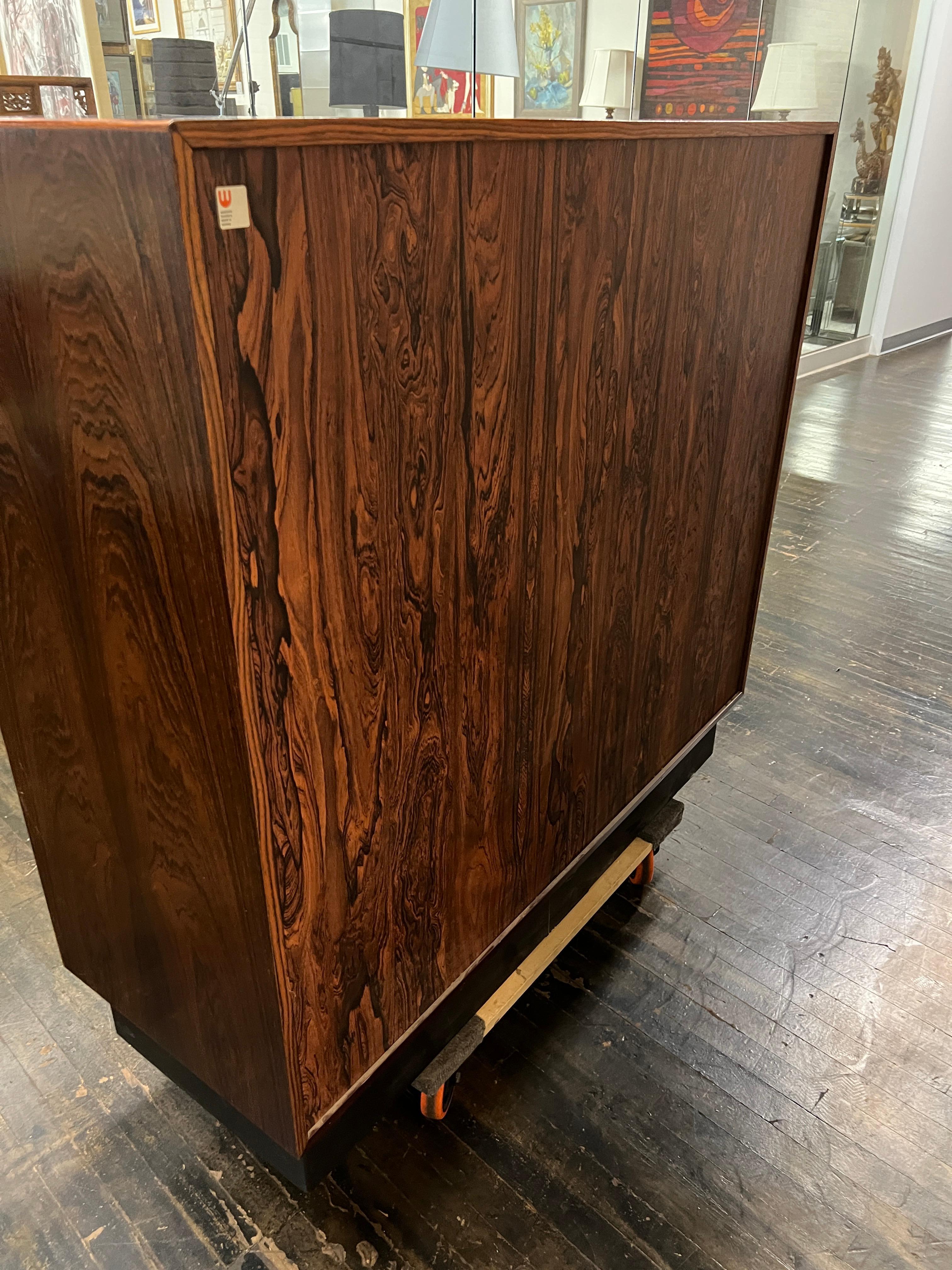 Bois Westnofa - Coffre ou commode en palissandre d'origine danoise, moderne au milieu du siècle dernier en vente